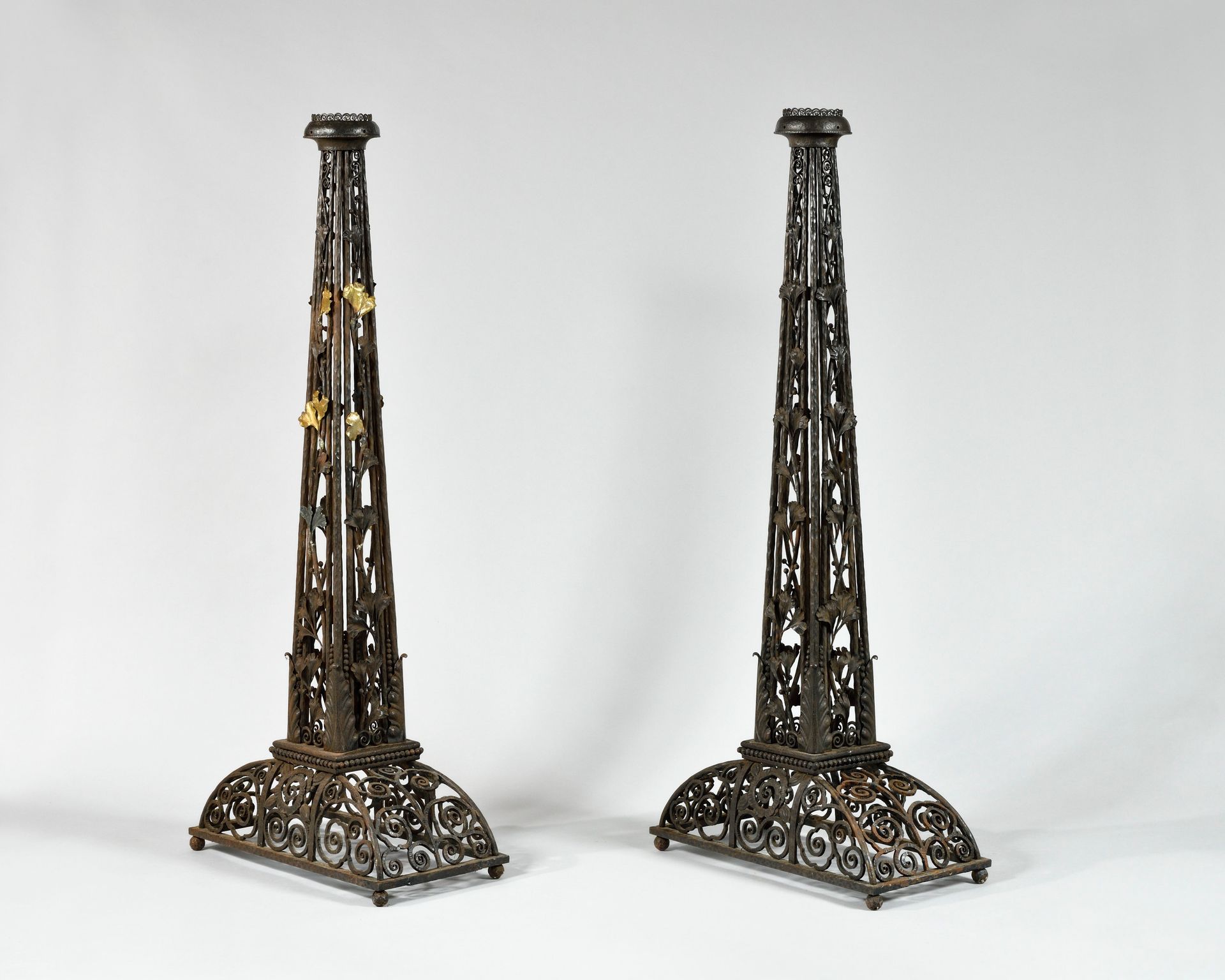 Null EDGAR BRANDT (1880-1960), 归功于一对锻铁底座或烛台，采用镂空方尖碑的形式，装饰有银杏叶的拱形底座，上面有丰富的卷轴图案，一些&hellip;