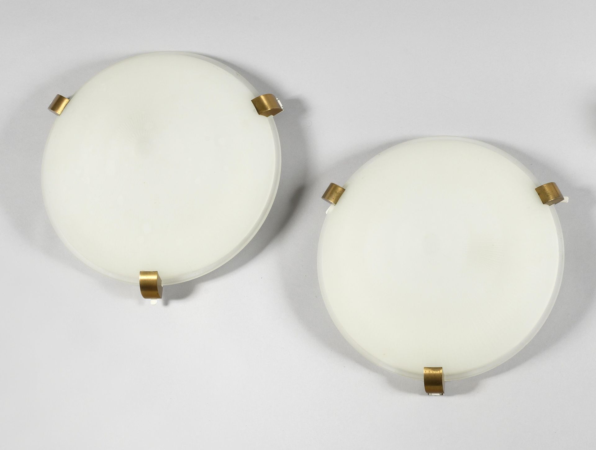 Null JEAN PERZEL (1892-1986) 当代版 型号 " N°2004 " 天花灯一对，圆形白色抛光玻璃碗由三个铜爪托住，已签名 直径：37.&hellip;