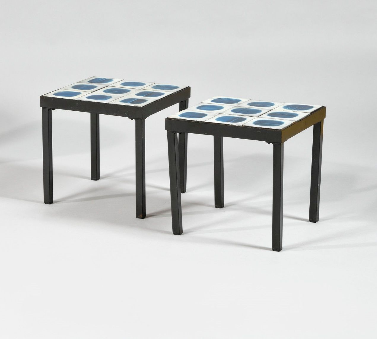 Null ROGER CAPRON (1922-2006) 一对方顶沙发端，在铁质底座上的烟熏白背景上铺设了九块蓝点瓷片，有棱有角的腿，角落里有方形部分 签名 &hellip;