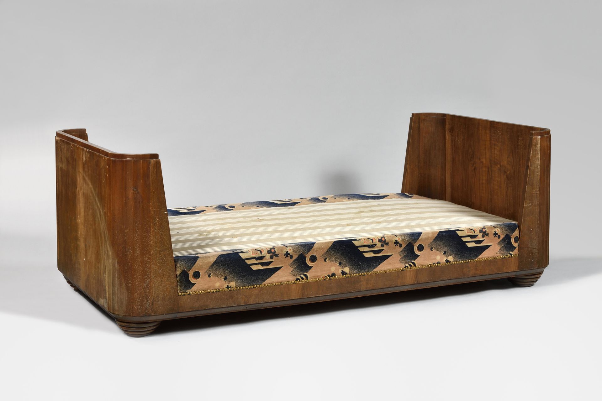 Null ART DECO WORK Mahagoni furnierte Couch mit massiven Nachttischen und kannel&hellip;
