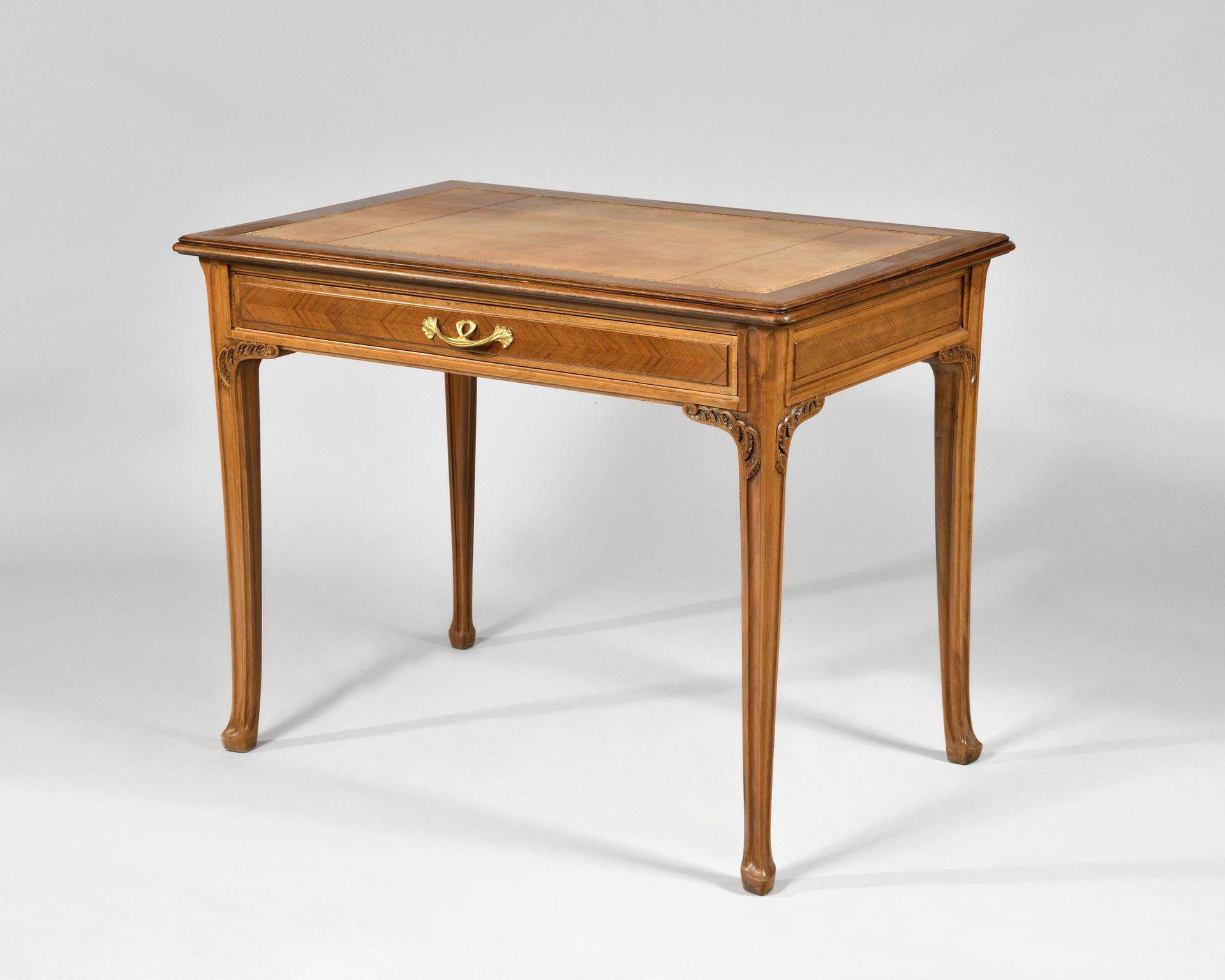 Null LOUIS MAJORELLE (1859-1926) « Fougère » Table à écrire en noyer mouluré et &hellip;