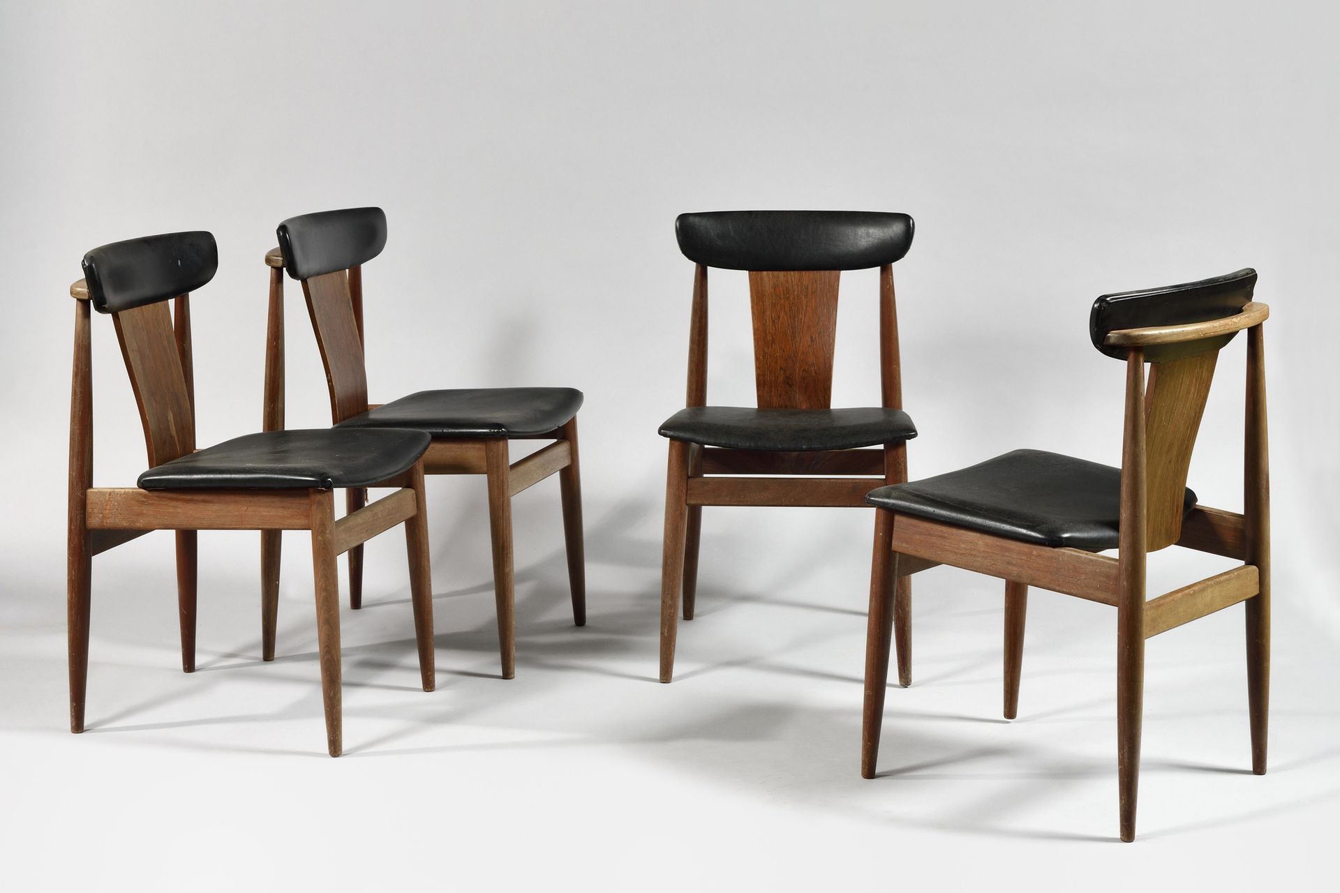 Null 20世纪60年代的丹麦作品 四把桃花心木和单板椅，黑色皮革座椅和头带，锥形腿，中央弧形背板 装饰，磨损，污渍 高度：80厘米 - 宽度：46厘米 - &hellip;
