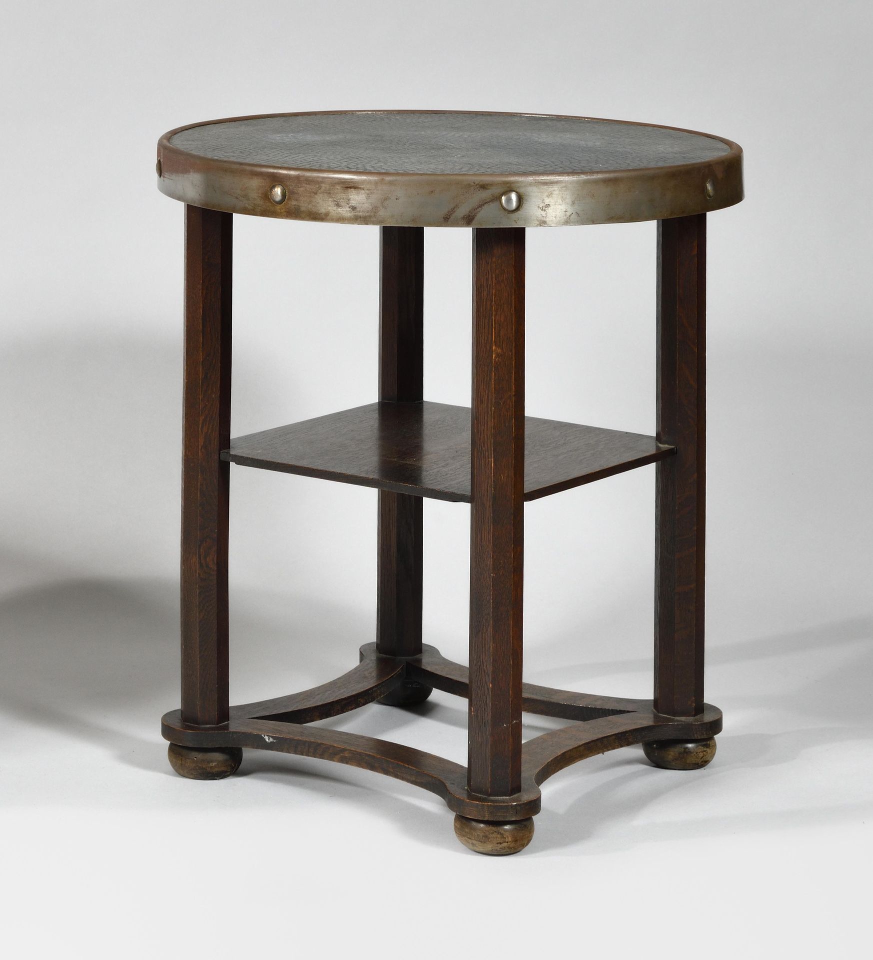 Null 艺术和手工艺作品 带有圆形锤击金属桌面的基座桌，锥形桌腿由一个裆部架子和一个弧形支架连接 高度：66厘米-直径：60厘米