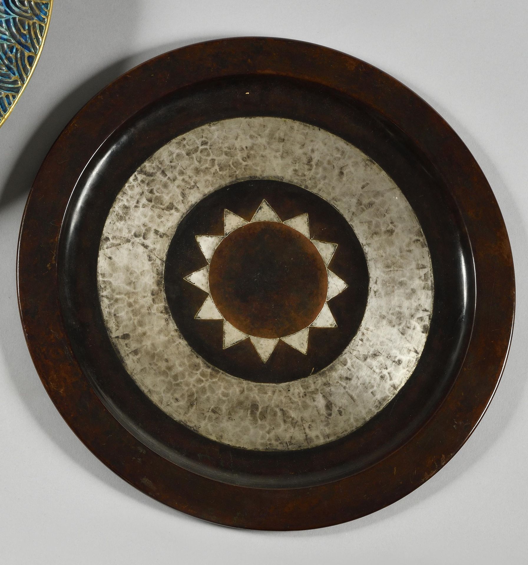 Null LUC LANEL (1893-1965) CHRISTOFLE 金匠 圆形黄铜器皿，带有几何铜和镍银装饰，有签名和印章，编号为B75 D 划痕 直径&hellip;