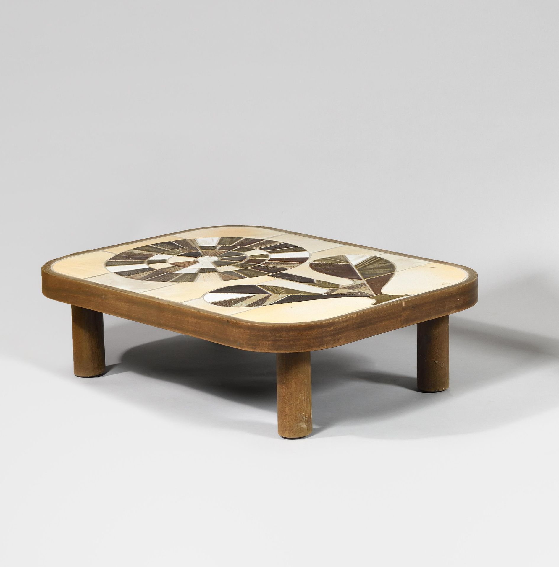 Null ROGER CAPRON (1922-2006) "Shogun "模型 矮桌，长方形桌面，圆角，装饰有刻花瓷片的造型，胶合板带在四个圆柱形木腿上 签&hellip;