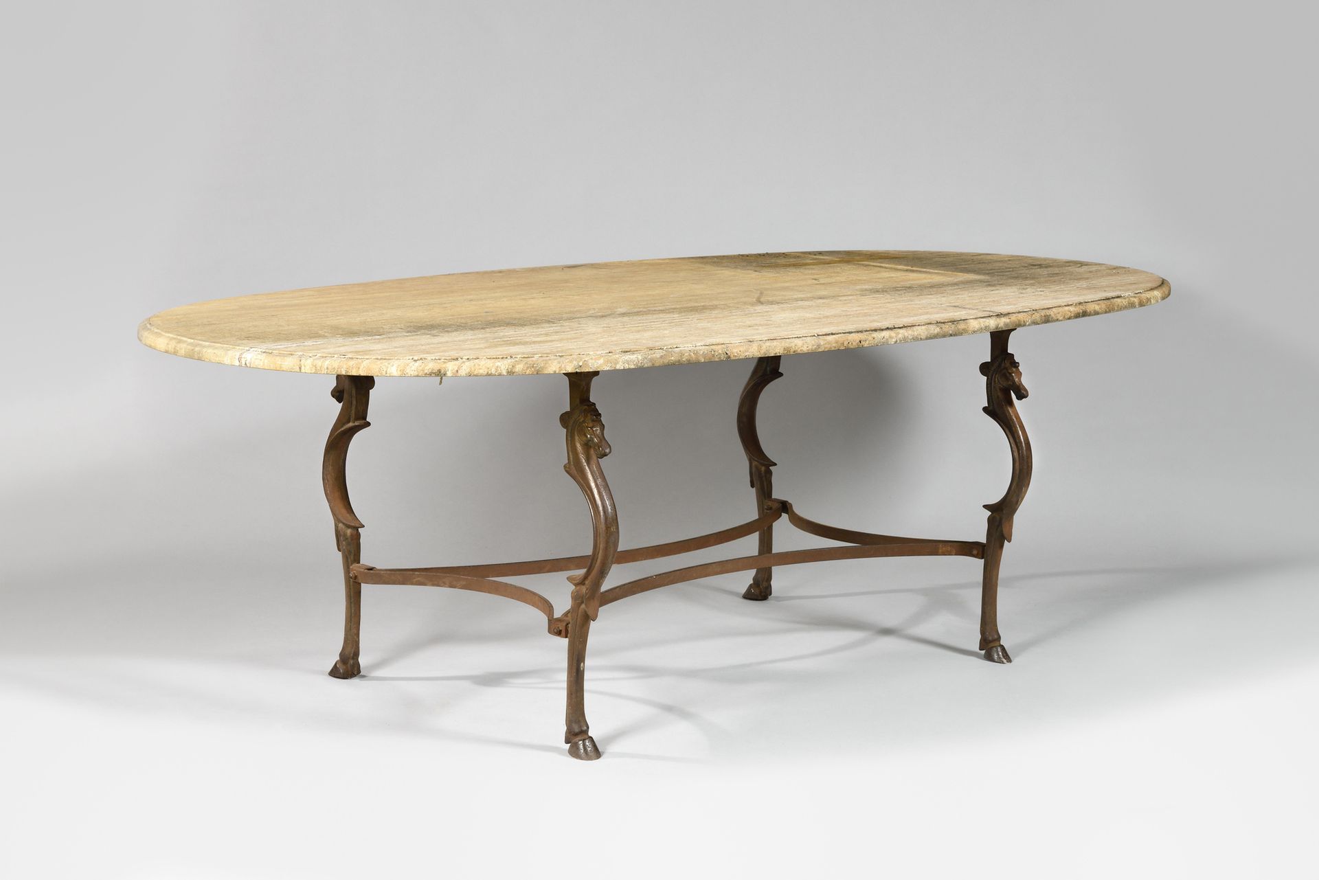 Null JEAN-CHARLES MOREUX (1889-1956), 归属于餐厅的桌子，椭圆形石灰华桌面，在四个由弯曲的支架连接的风格化铁马上的Corbi&hellip;