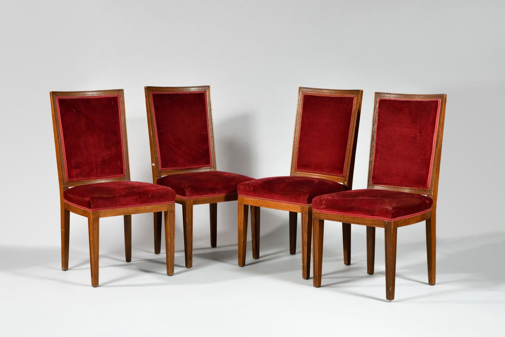 Null 20世纪40年代的作品 一套四把橡木椅子，带鞘腿，略微弯曲的椅背，最初用酒红色的天鹅绒做软垫 高度：100厘米 - 宽度：51厘米 - 深度：50厘米