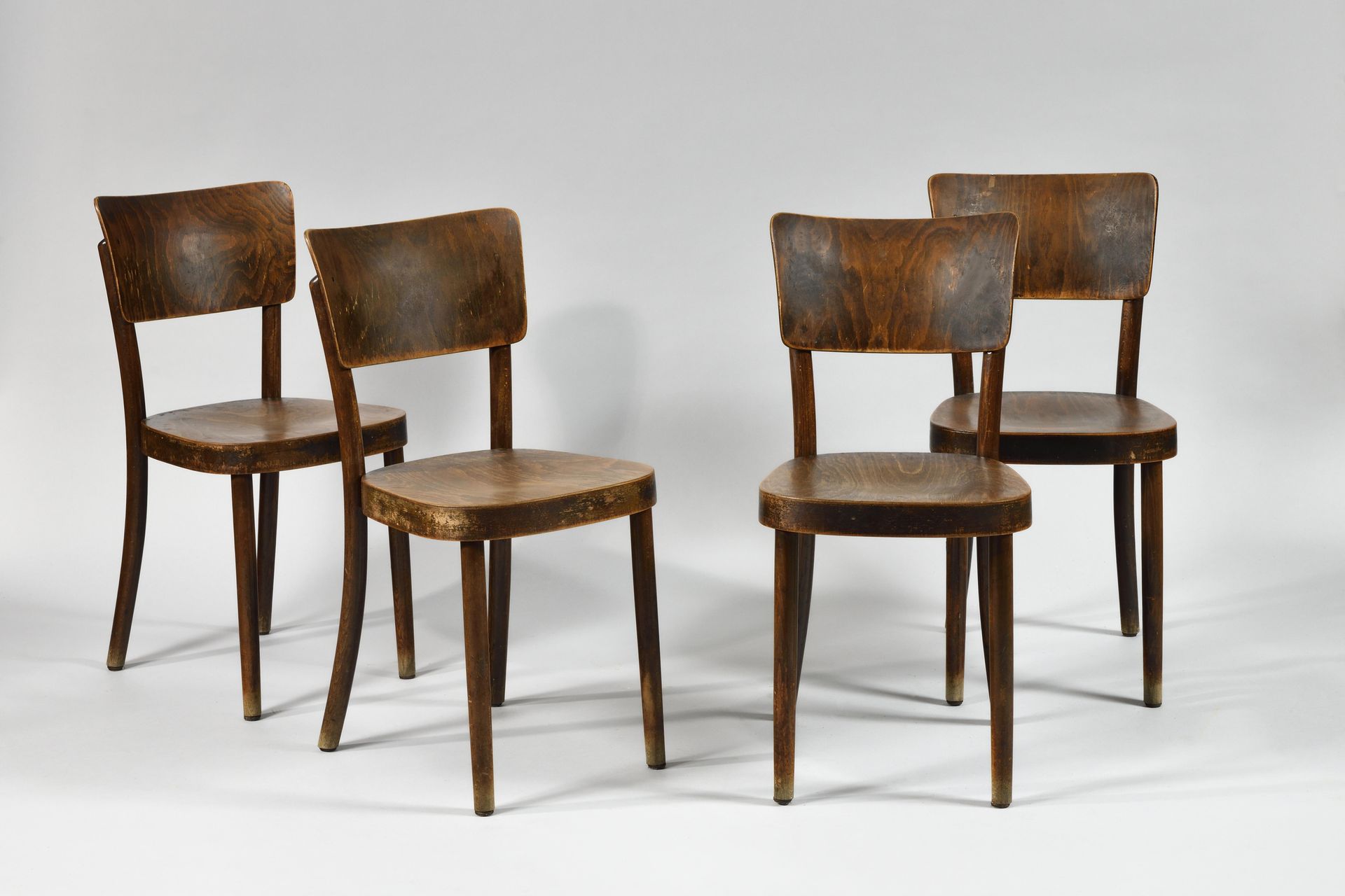 Null THONET，1922年后 四把椅子，弯曲的木质结构，弯曲的胶合板座椅和靠背 标签 升降机，小件缺失 高度：93厘米 - 宽度：40厘米 - 深度：5&hellip;