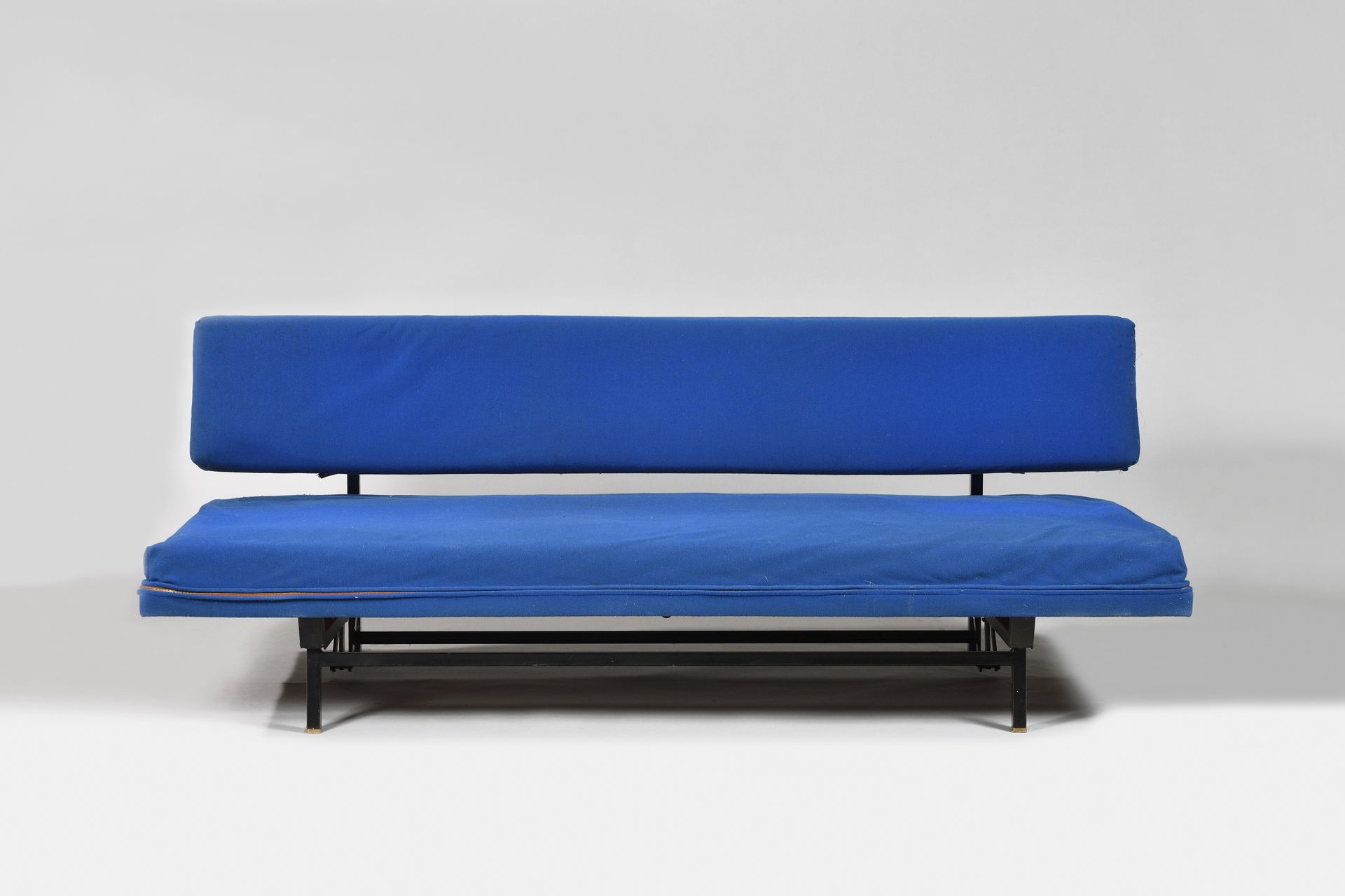 Null ANDRE SIMARD (生于1926年) AIRBORNE编辑器 型号 "CL106" 黑色漆面金属方块结构的沙发床，用浅蓝色织物装饰的座椅，有拉&hellip;