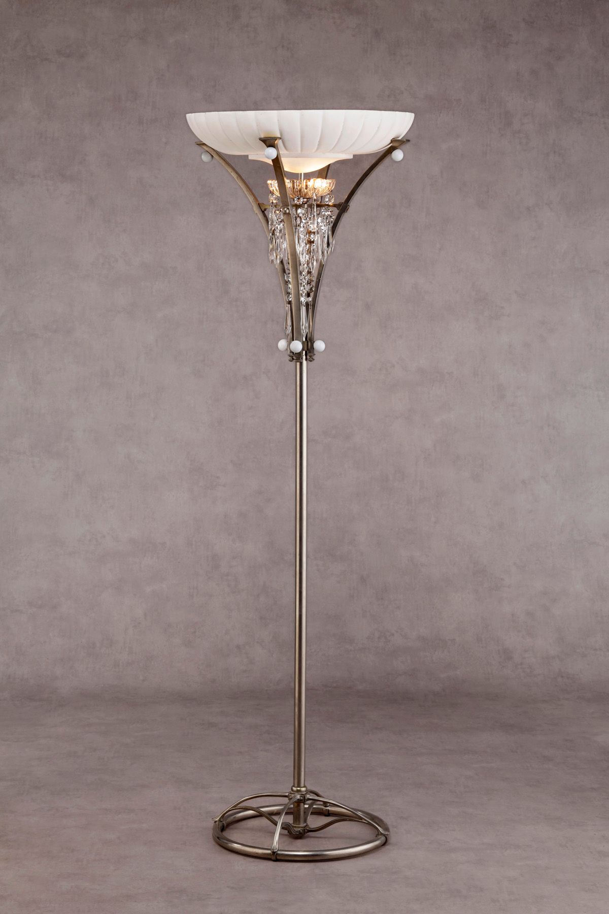 Null 艺术装饰风格的作品 镀铬钢落地灯，轴上有吊坠和切割的水晶刀，在一个白色的石膏装饰盆下，圆形的镂空底座 高度：184厘米