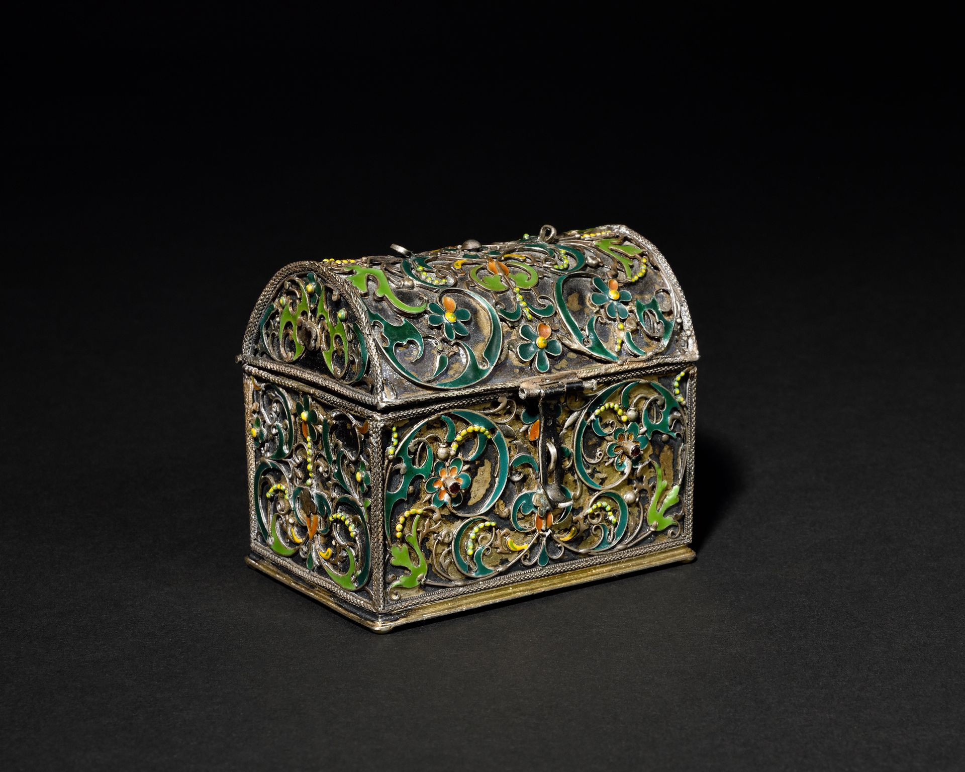 Null 一个罕见的小型镀金箱，上面有涂有珐琅彩的叶子和树叶的装饰，圆顶的盖子。具有17世纪品味的东欧旧作。6,7 cm - 宽度 8 cm - 深度 5,4 &hellip;