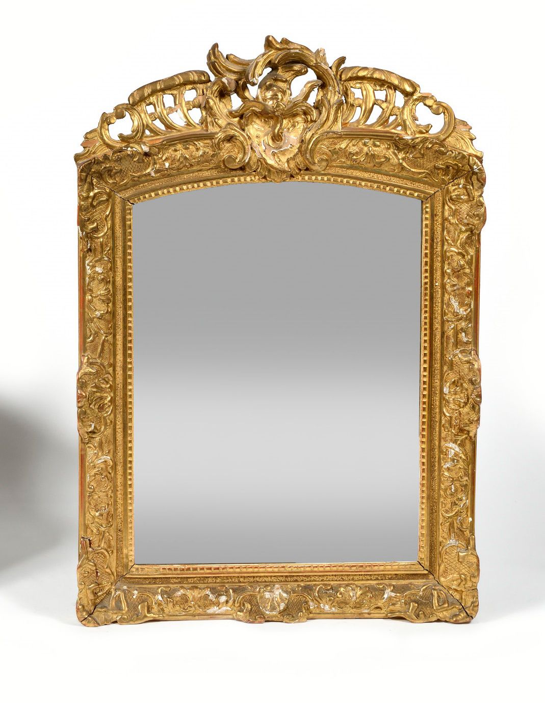 Null Ein geschnitzter CINCRE-Spiegel aus Holz mit einem durchbrochenen Giebel, d&hellip;