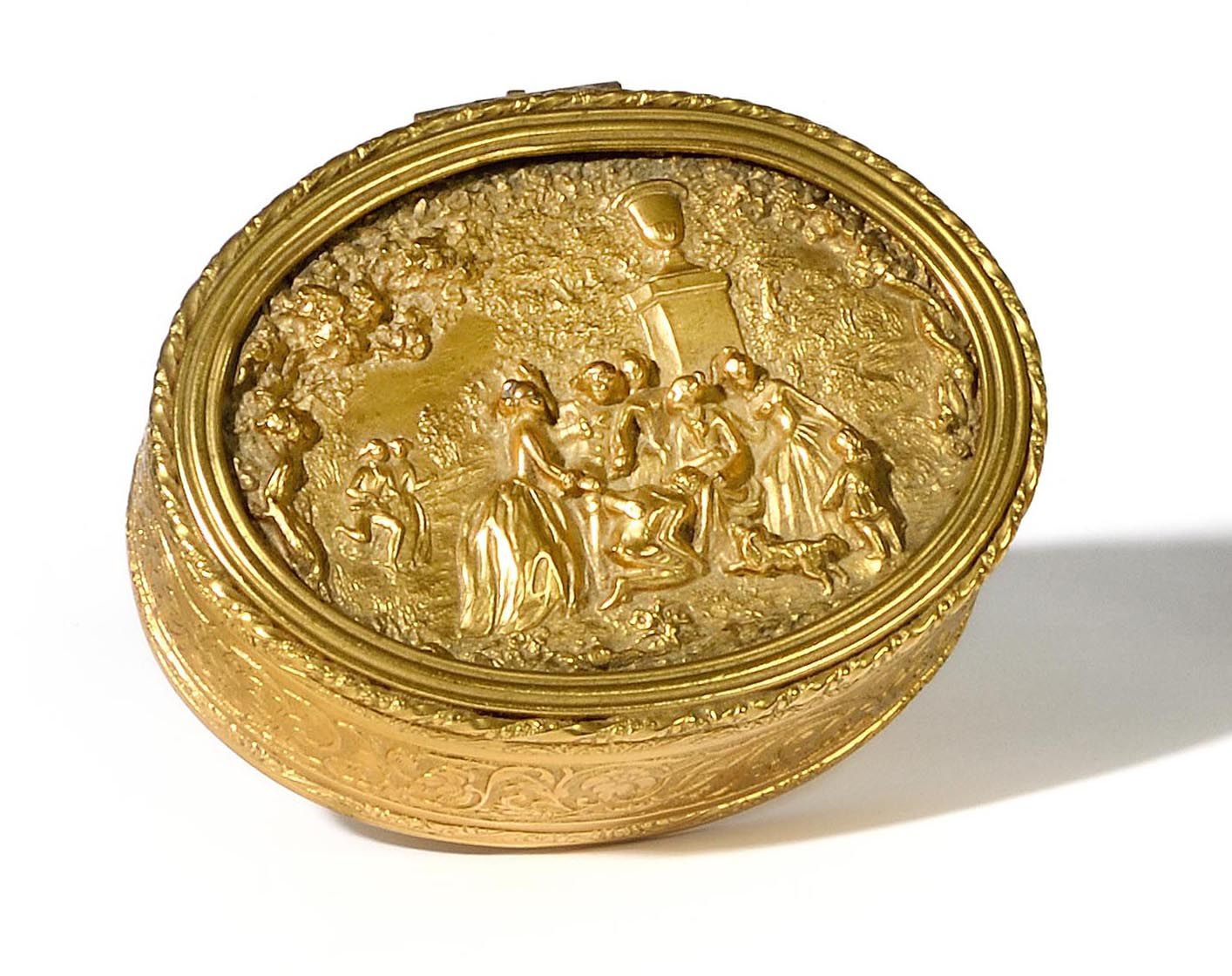 Null 椭圆形的镀金金属盒，周边装饰有花纹，盒盖上呈现出一个英勇的场景。19世纪的作品。高3.8厘米 - 宽10.5厘米 - 深8.5厘米