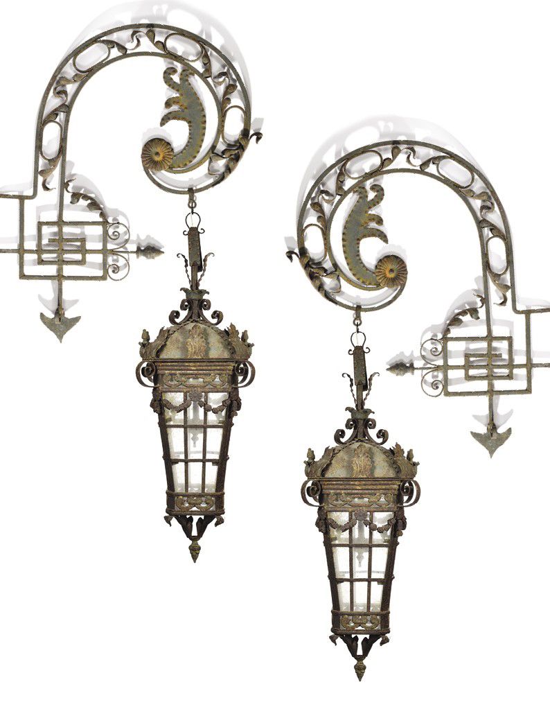Null 一对锻铁的纪念灯笼（氧化），有四个方形面板和花环、叶子和扣子的装饰，支架上有卷轴。19世纪。高度：140厘米（约）的灯笼。