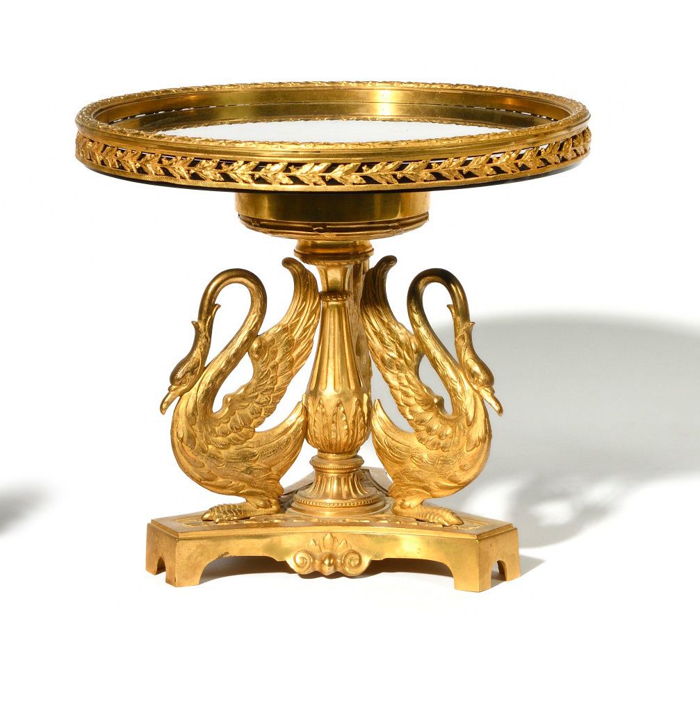 Null Vergoldeter Bronzetisch mit einem zentralen Baluster, der mit drei Schwänen&hellip;
