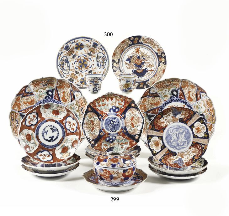 Null 日本 一个有盖的碗，上面有一只乌龟，九个杯子和两个圆瓷盘，上面有蓝色、红色和金色的花和龙的隔层装饰。19世纪晚期。附有一个带有伊万里装饰的中国瓷杯。D&hellip;