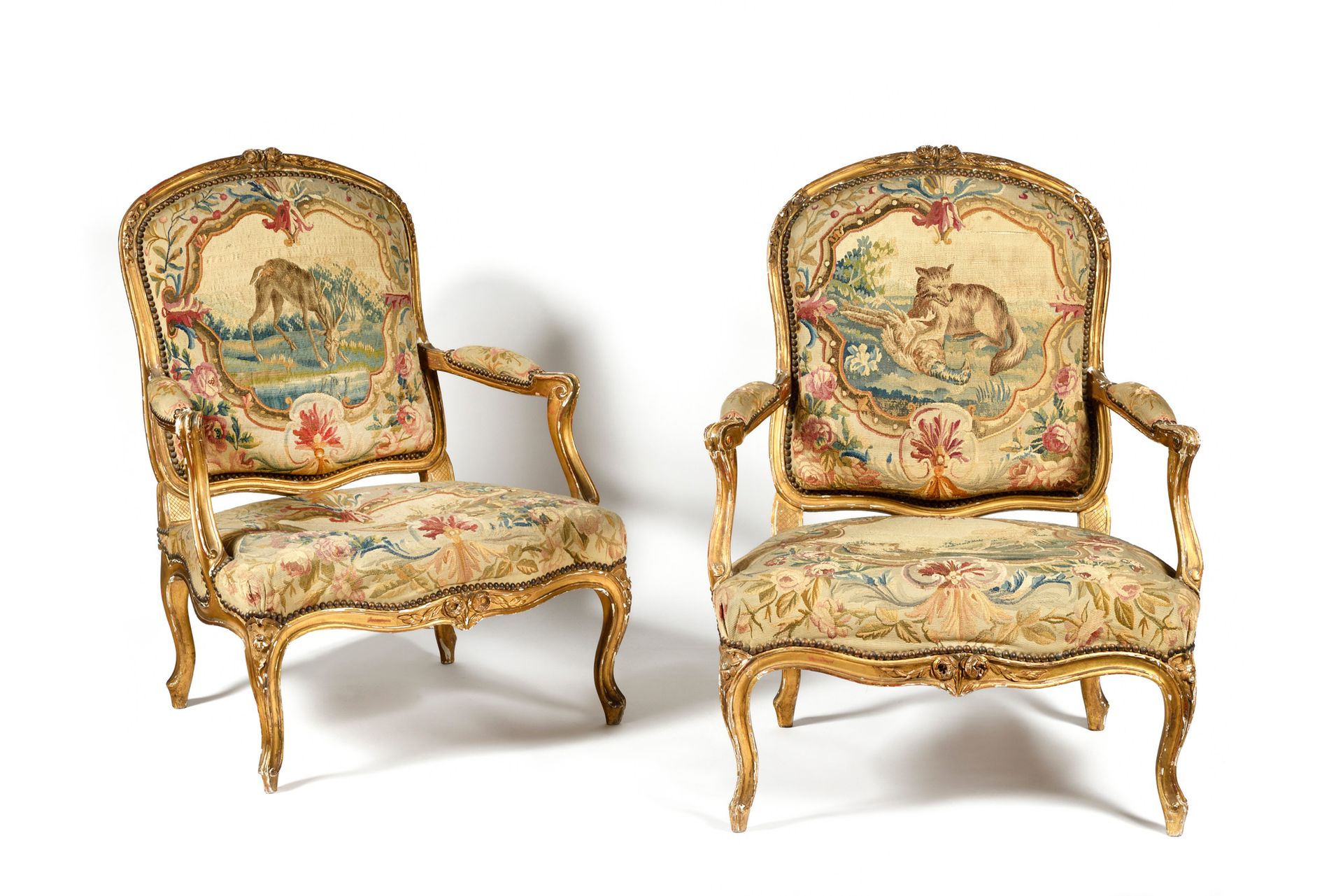 Null 两把大的 "COIN DE FEU "低位折叠扶手椅，镀金山毛榉木，平坦而圆润的椅背，装饰着树叶和花朵，靠在凸脚上，覆盖着18世纪的挂毯，主题是拉封丹&hellip;