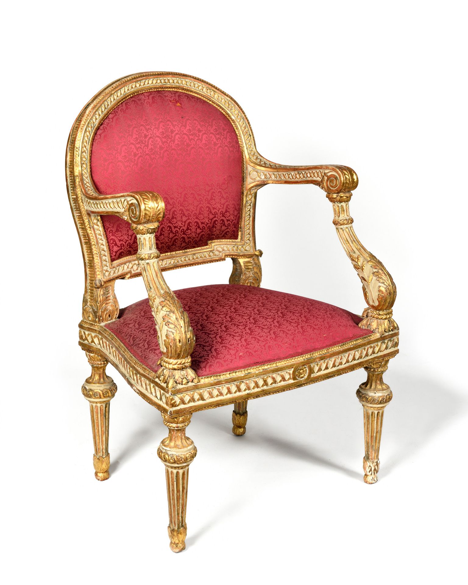 Null 一把油漆和镀金的木制扶手椅，有一个平坦的圆形靠背，装饰有十字架、玫瑰花、叶子和绳索，靠在带凹槽的锥形腿上。意大利，18世纪末。高：98厘米，宽：65厘&hellip;