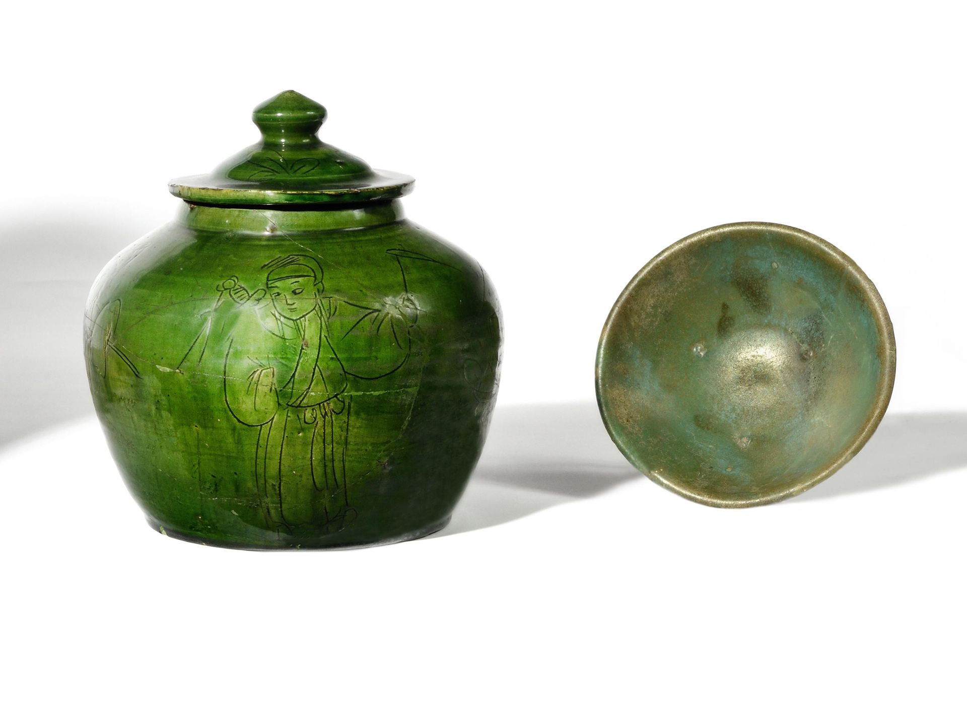 Null 中国，第十四和第十六世纪 两件陶瓷，一件是小跟的外翻壁杯，蓝绿色的釉，里面有珍珠的痕迹，一件是有盖的罐子，绿色的釉，刻有道家仙人的装饰。(两件都碎了，&hellip;