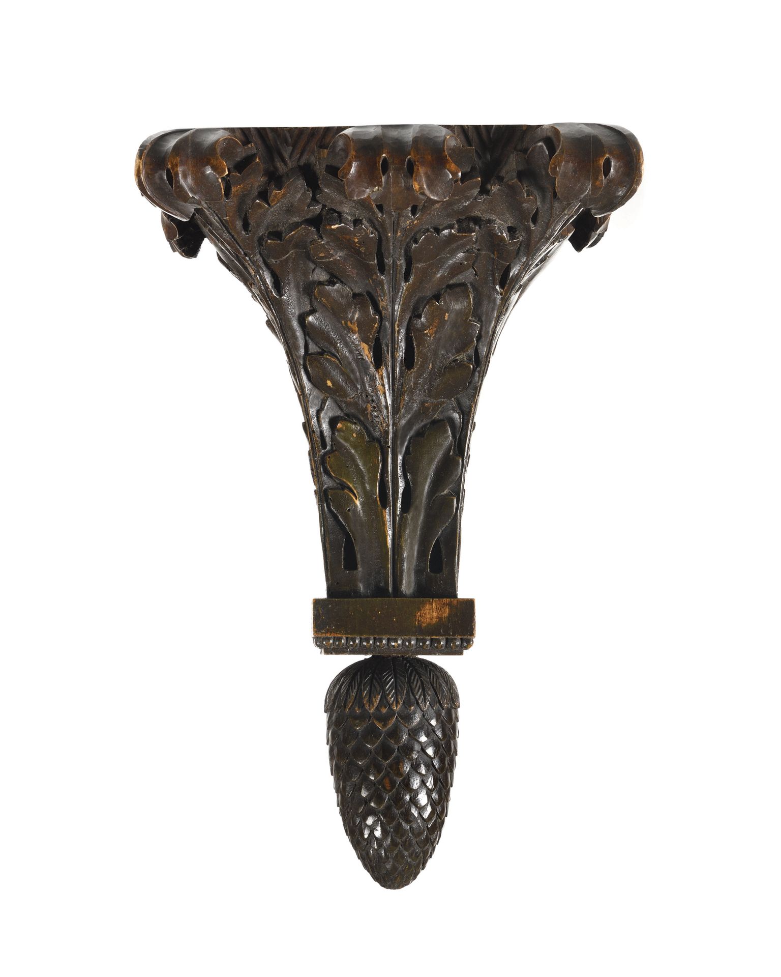 Null 一个蜡制的木制CONSOLE，上面雕刻着刺桐叶和一个松果，18世纪。高度：47厘米