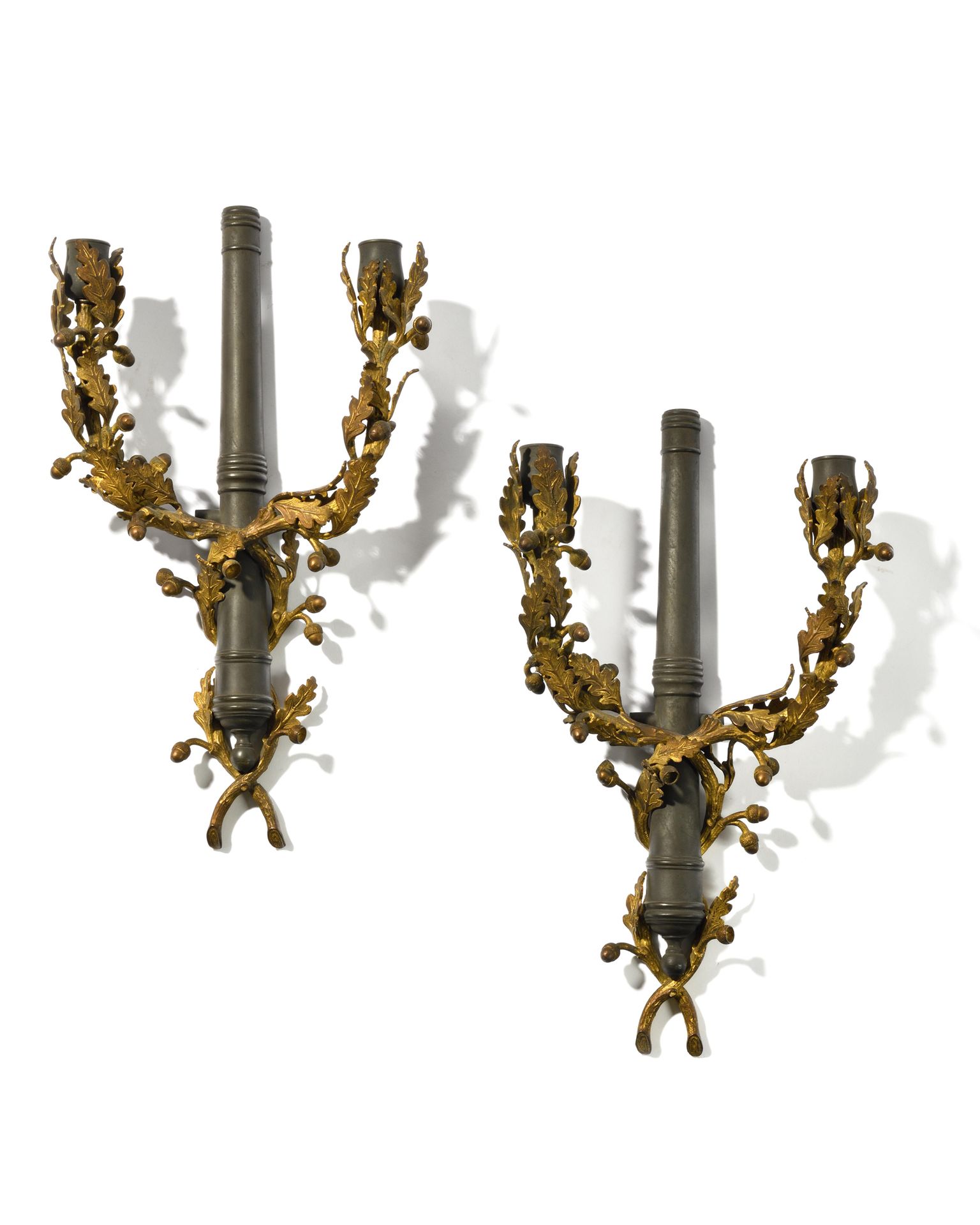 Null 一对镀金青铜和铜化的双臂壁灯，装饰有橡树枝，叶子和橡子，轴是一个couleuvrine形状。我们的这对壁灯与阿图瓦伯爵在他的巴加泰尔之家的卧室里的那个&hellip;