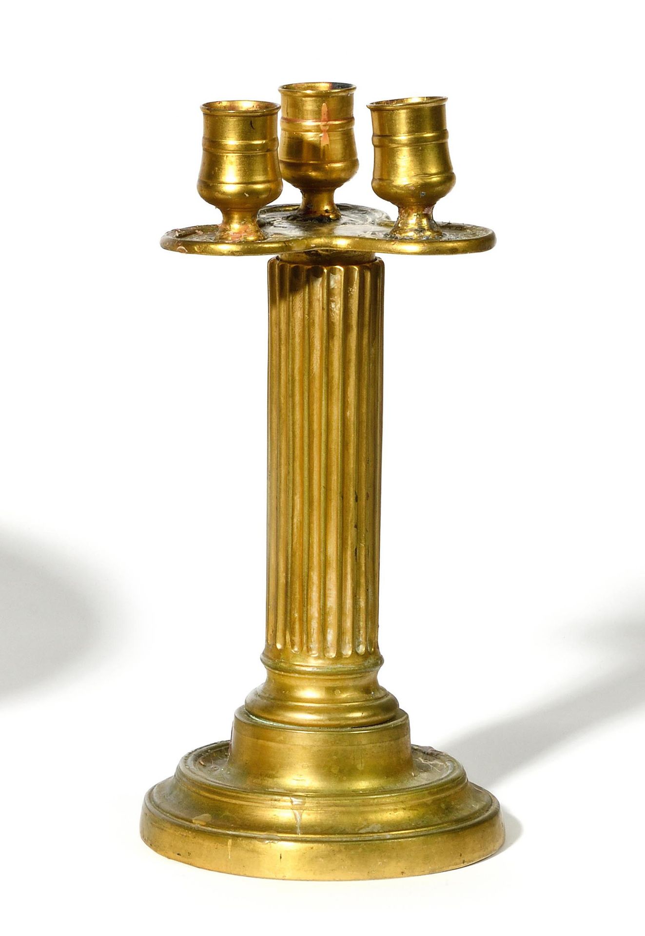 Null FLAMBEAU en bronze doré, le fut formé d’une colonne cannelée supportant une&hellip;
