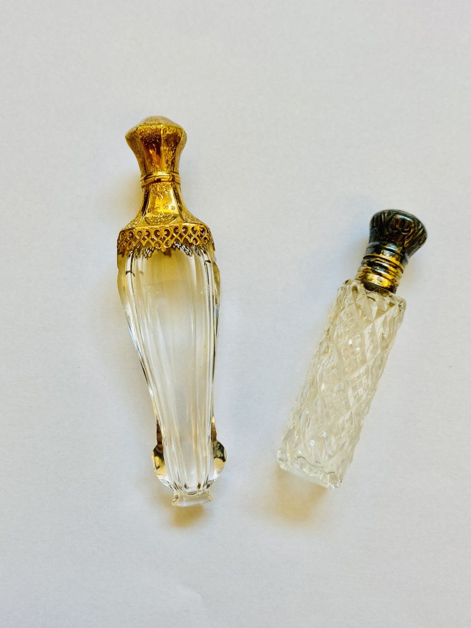 Null LOT OF TWO SALT FLACONDS in crystal and cut glass. Gold and silver stoppers&hellip;