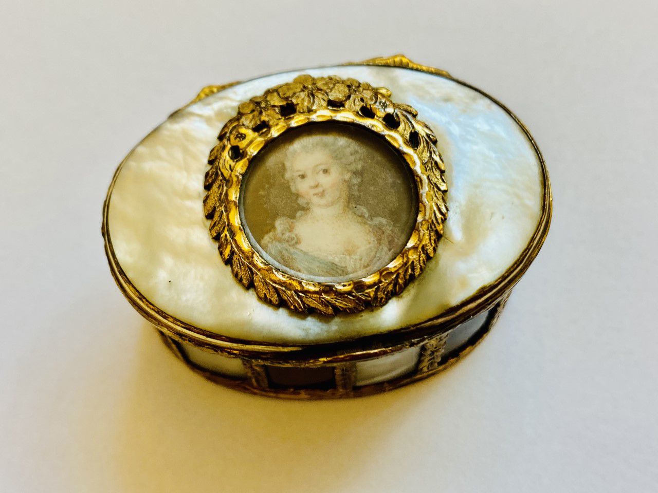 Null Small oval box in pomponne, mother-of-pearl and tortoiseshell, decorated on&hellip;