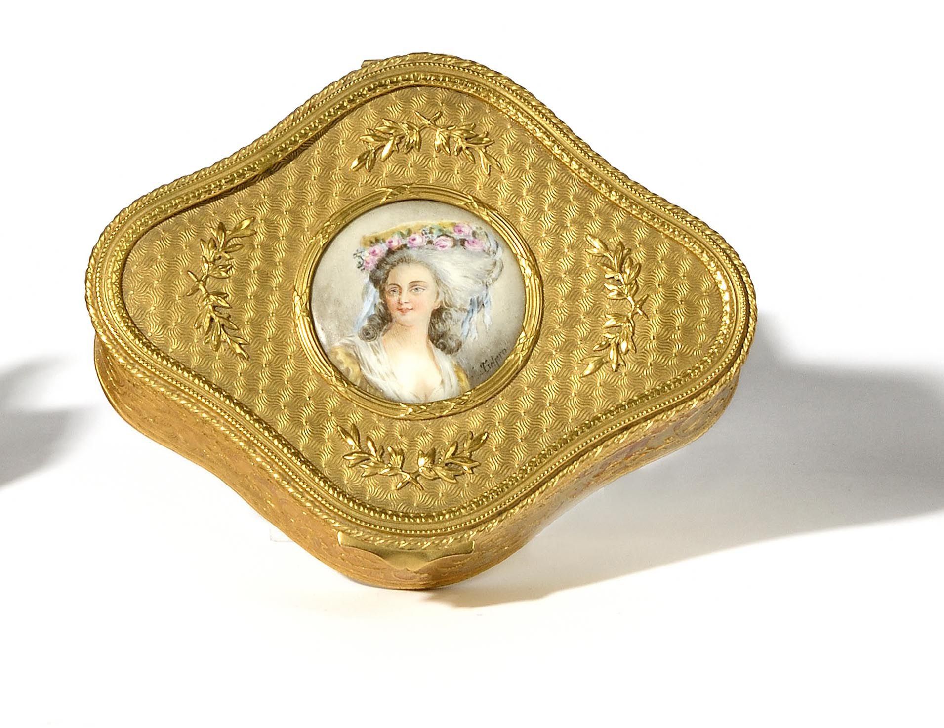 Null 一个镀金的金属盒，边缘装饰有花纹，盖子上有一个饼干的小模型，上面有一个优雅女人的肖像。19世纪的作品。高3.8厘米 - 宽10.5厘米 - 深8.5厘&hellip;