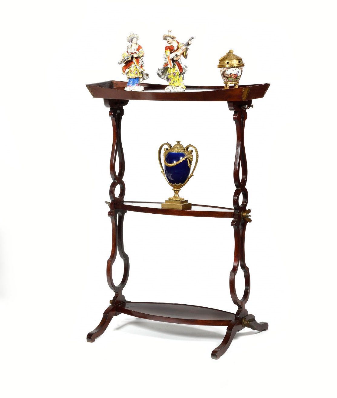 Null 一张带火焰的桃花心木小桌，有三个可移动的托盘（事故和修复）。18世纪晚期。高：75厘米，宽：52厘米，深：37厘米