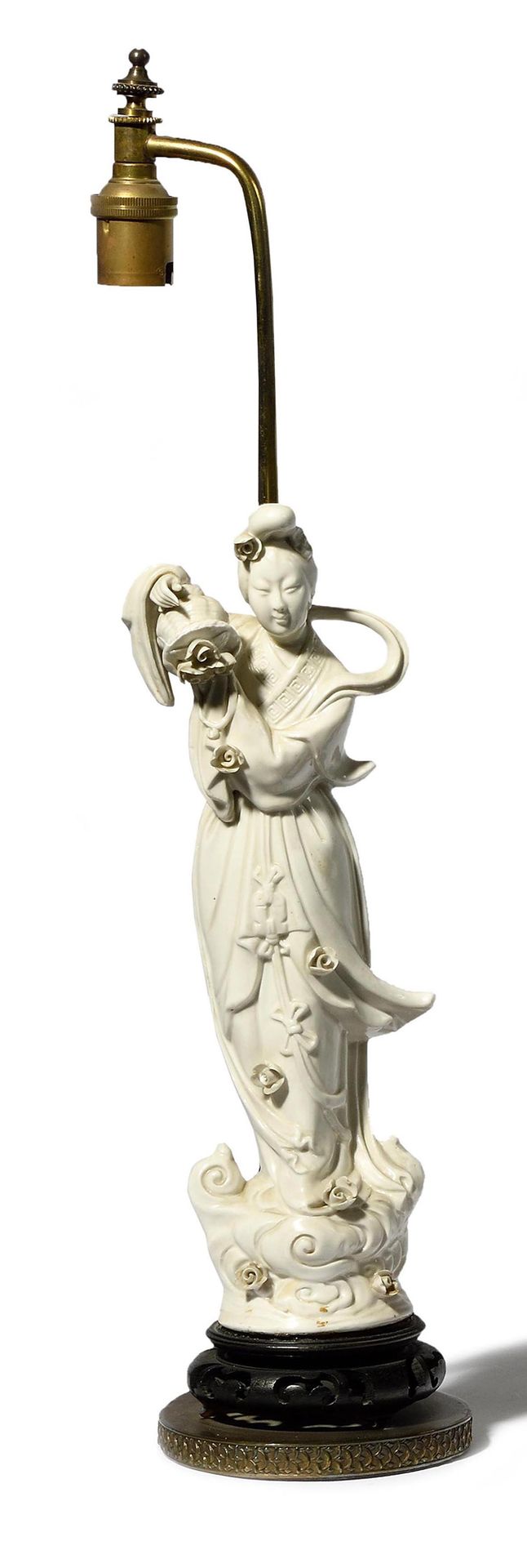 Null 中国，CIRCLE 1930-1940 白瓷题材，表现一个站在云端的春之女神，翻动着花篮。 高25,5厘米（安装在底座上，作为灯安装，有小碎片，修复）&hellip;