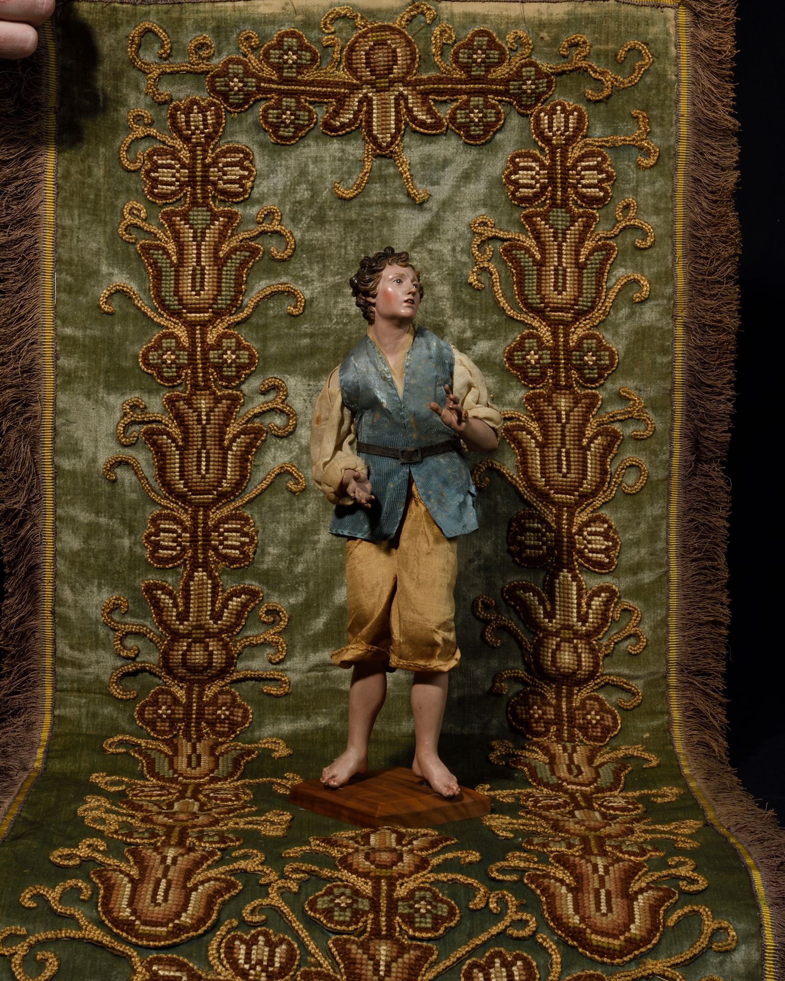 Null 多色木制的纳波利坦桑顿，表现一个身穿蓝色马甲的年轻人，眼睛是玻璃的。18世纪风格，19世纪末。高度：31厘米