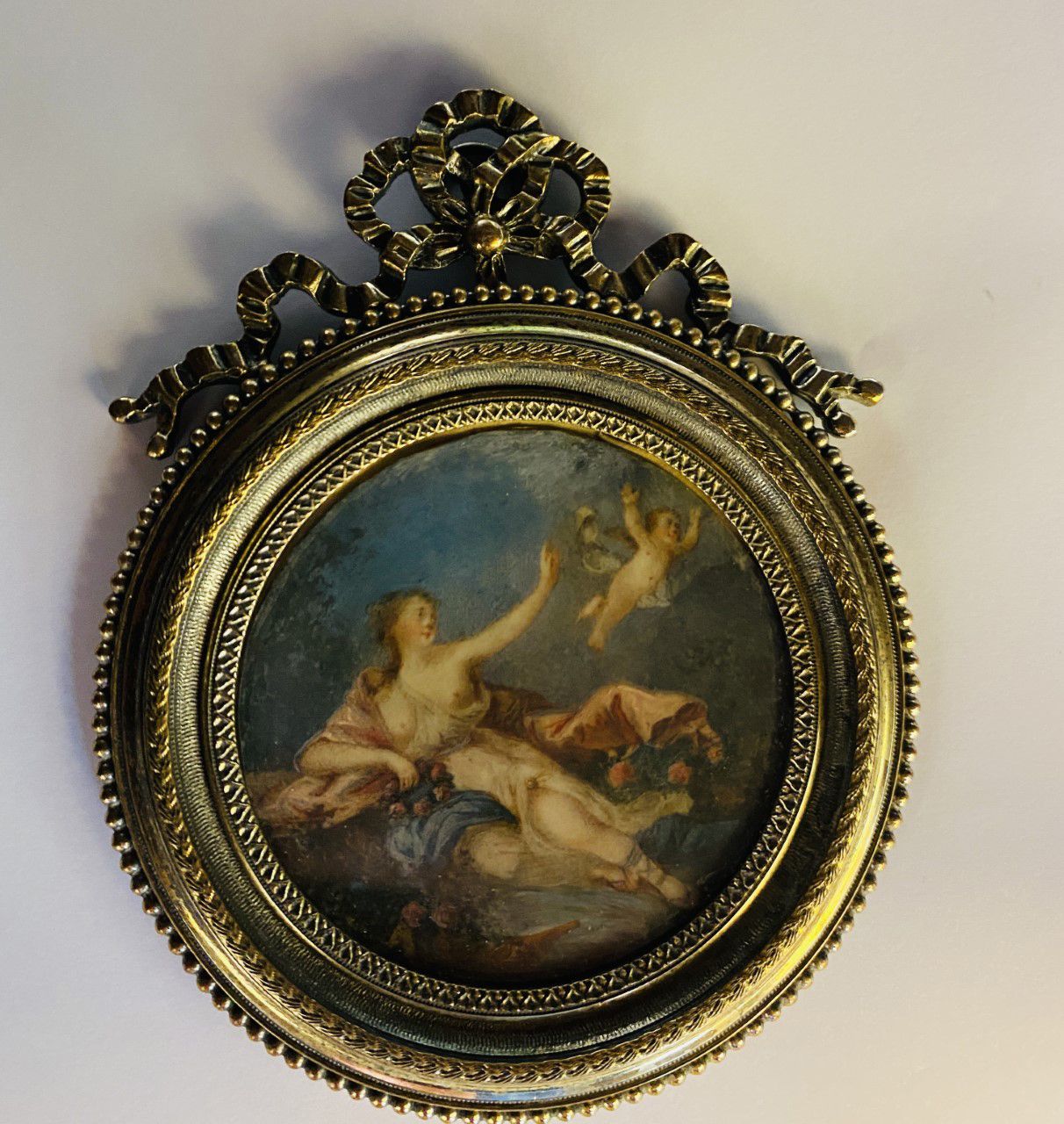 Null 17世纪的法国艺术家，在FRANÇOIS BOUCHER(1703-1770)的肚子里，《维纳斯的寓言》微型画，镀金青铜框架，装饰有一个结 直径：6厘&hellip;