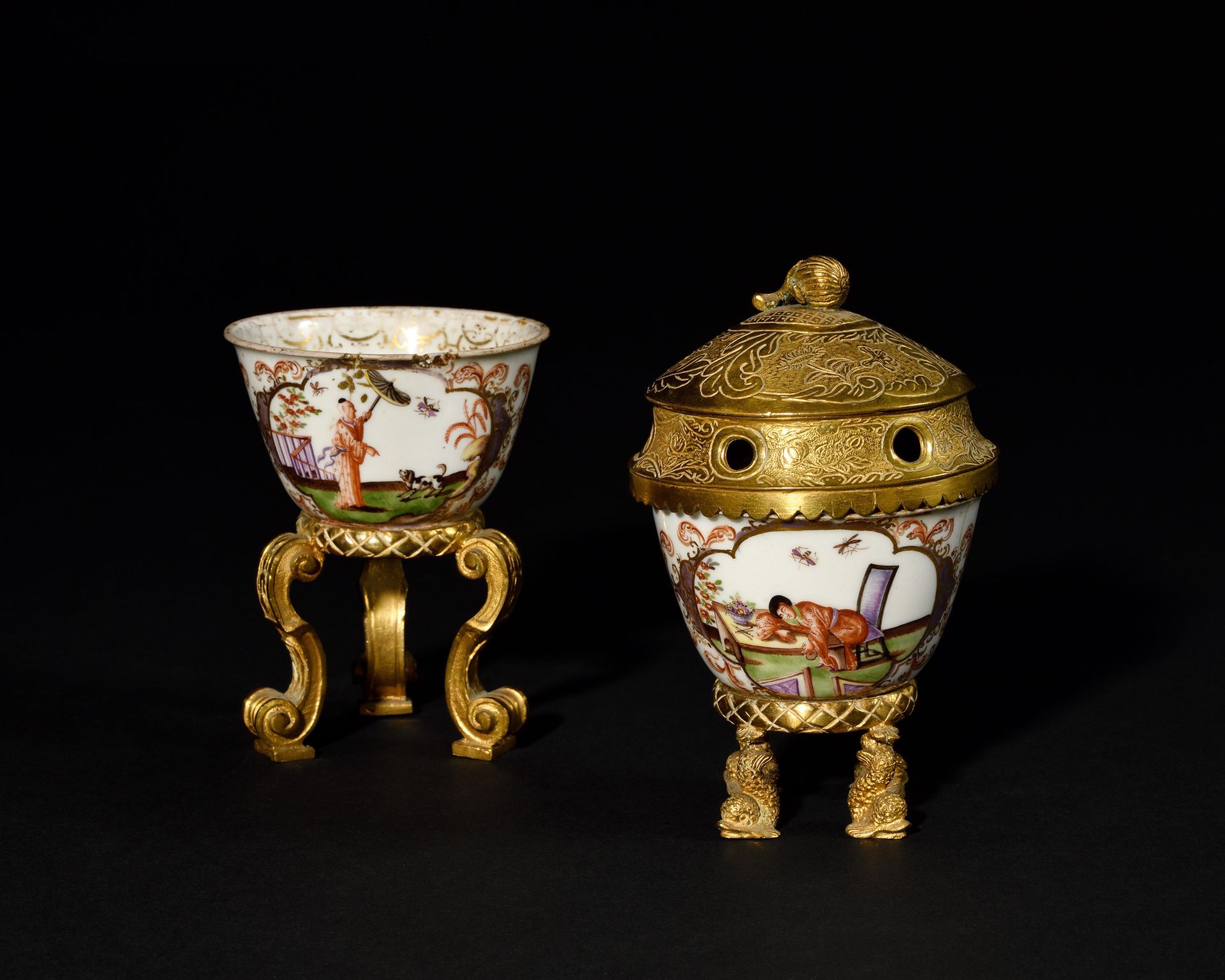 Null MEISSEN 两只瓷碗，带有Höroldt风格的中国多色装饰，周围是印度的树叶和花朵。18世纪，约1725年。一个盆栽，放在四个镀金铜海豚形状的脚上&hellip;
