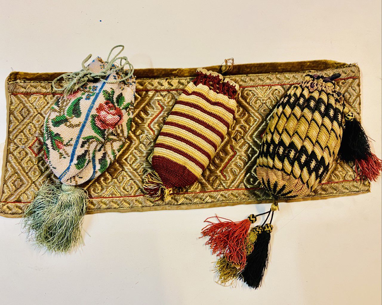 Null 一组三个小袋子，一个是珠子，另外两个是织有几何图案的袋子。19世纪。 附有一个小的编织带。