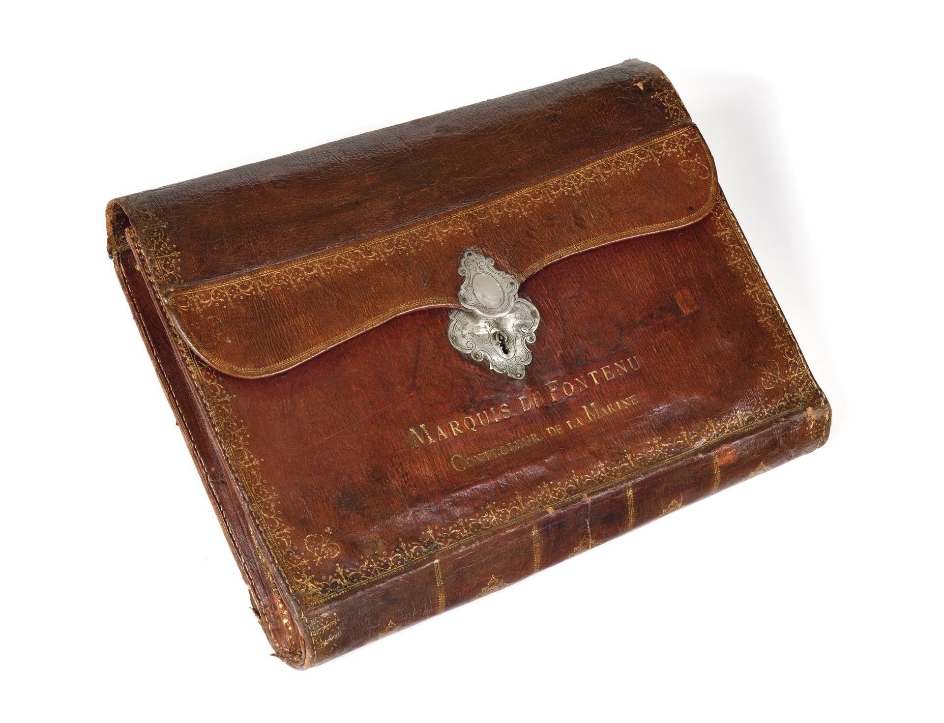 Null 加帕德-德-冯特努侯爵（1663-1754）。红色摩洛哥钱包，有六个夹层，装饰有金色小铁片，边上有叶子楣，翻盖上装饰有小花。正面标有 "Marquis&hellip;