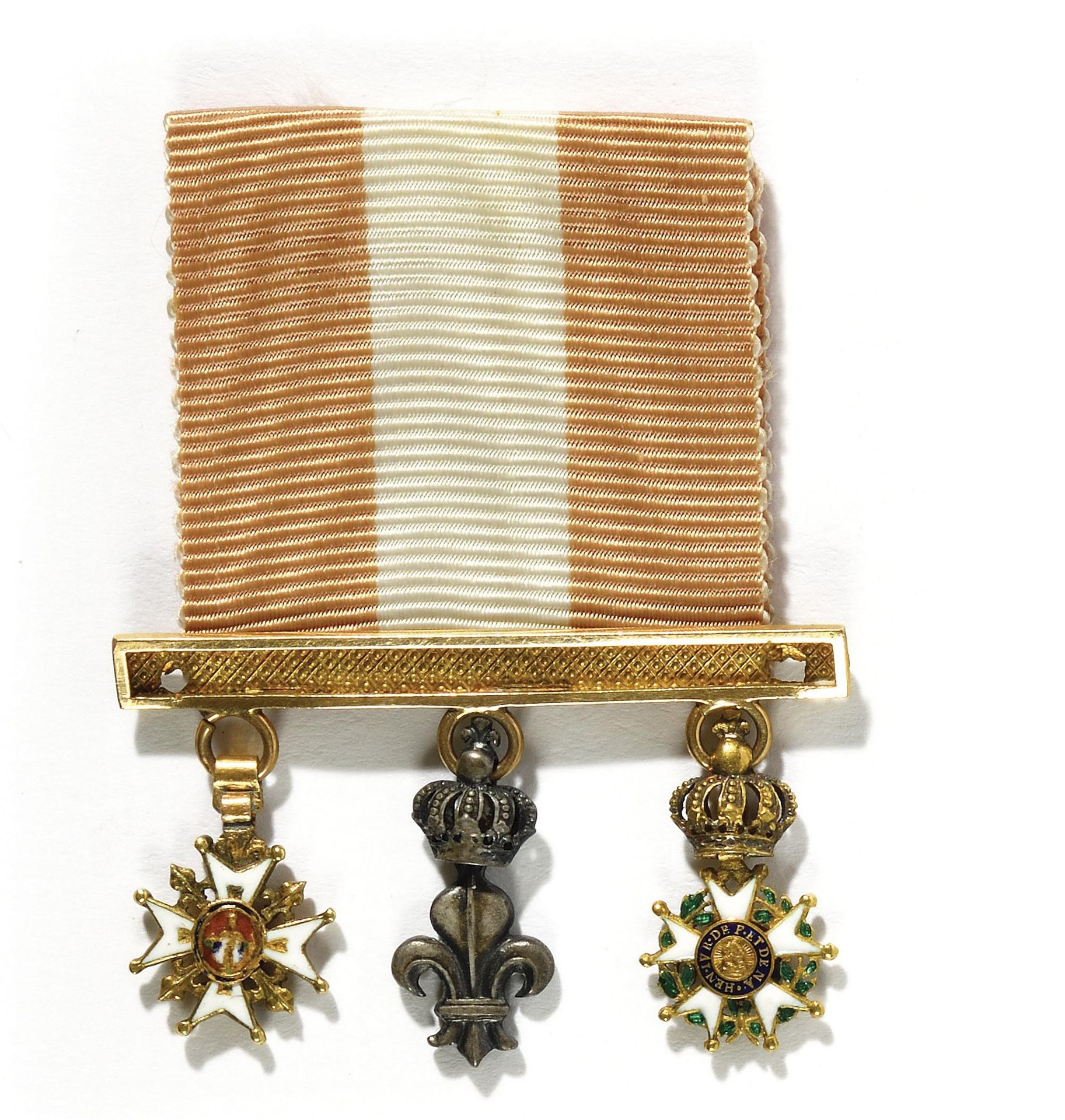Null FRANCIA Pasador de oro decorado con tres miniaturas: -Cruz de oro y esmalte&hellip;