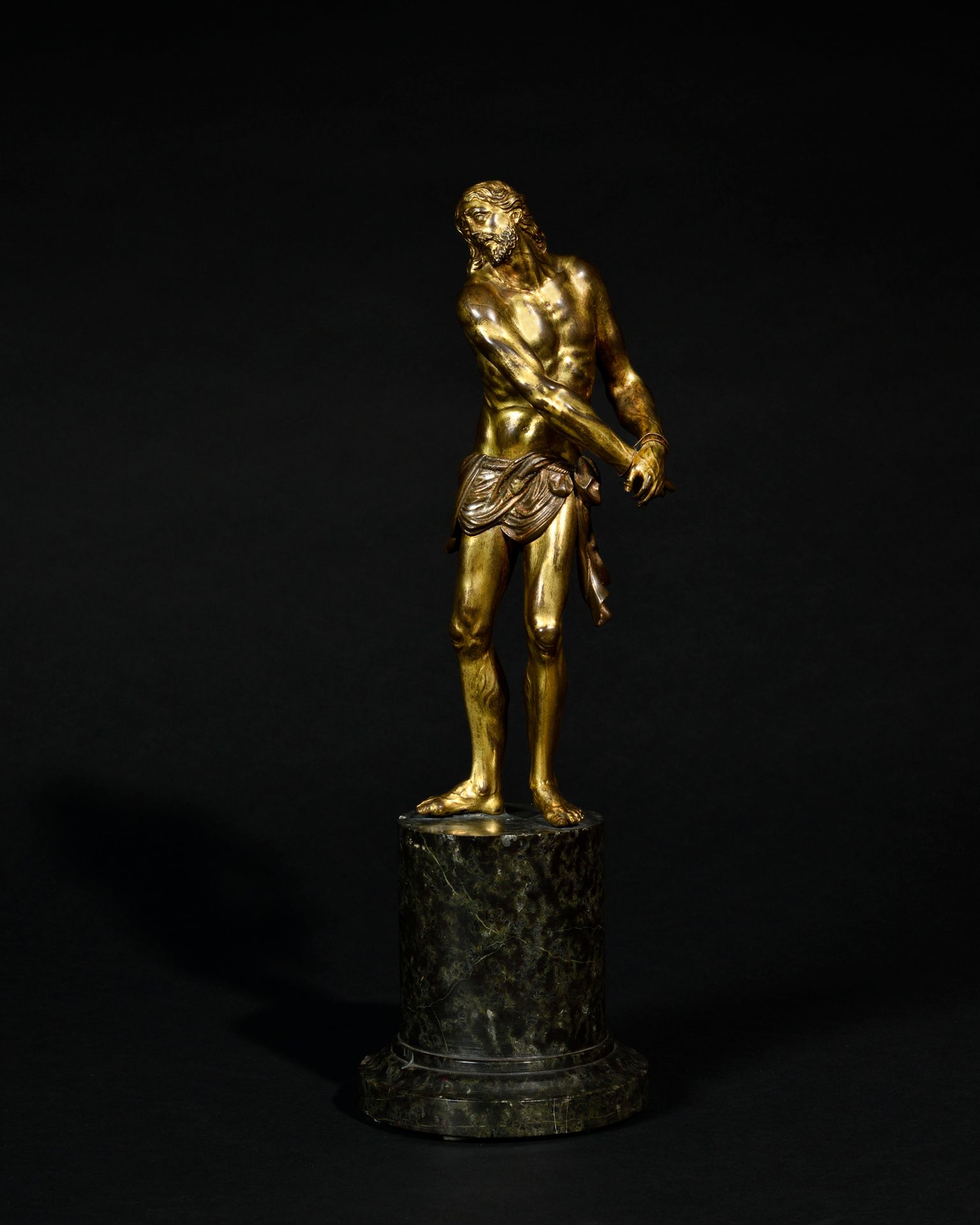 Null 16世纪初的意大利教育 绑着领带的基督 鎏金青铜和银质围栏雕像 高：25厘米，圆形底座 高：11.8厘米 轻微磨损