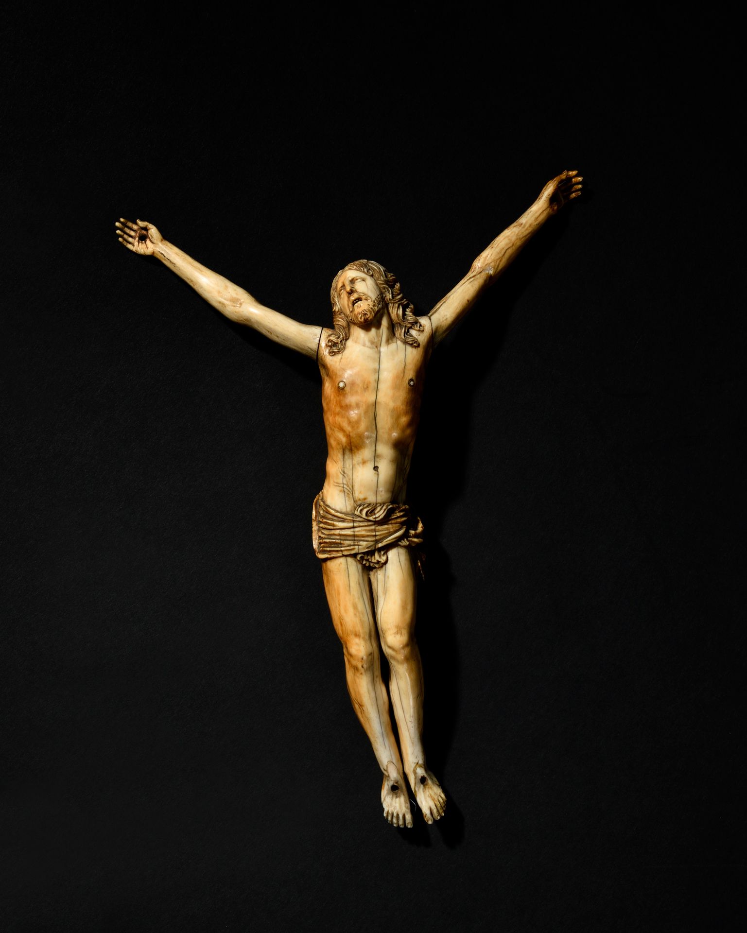 Null CHRIST VIVANT en ivoire sculpté. Tête au regard implorant levé vers le ciel&hellip;