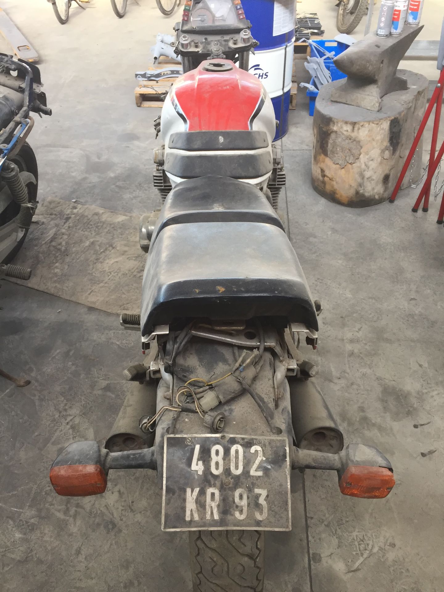 2 motos Suzuki GSX 1100 Un número 524298 con número de registro 9868 SY 67

Uno &hellip;