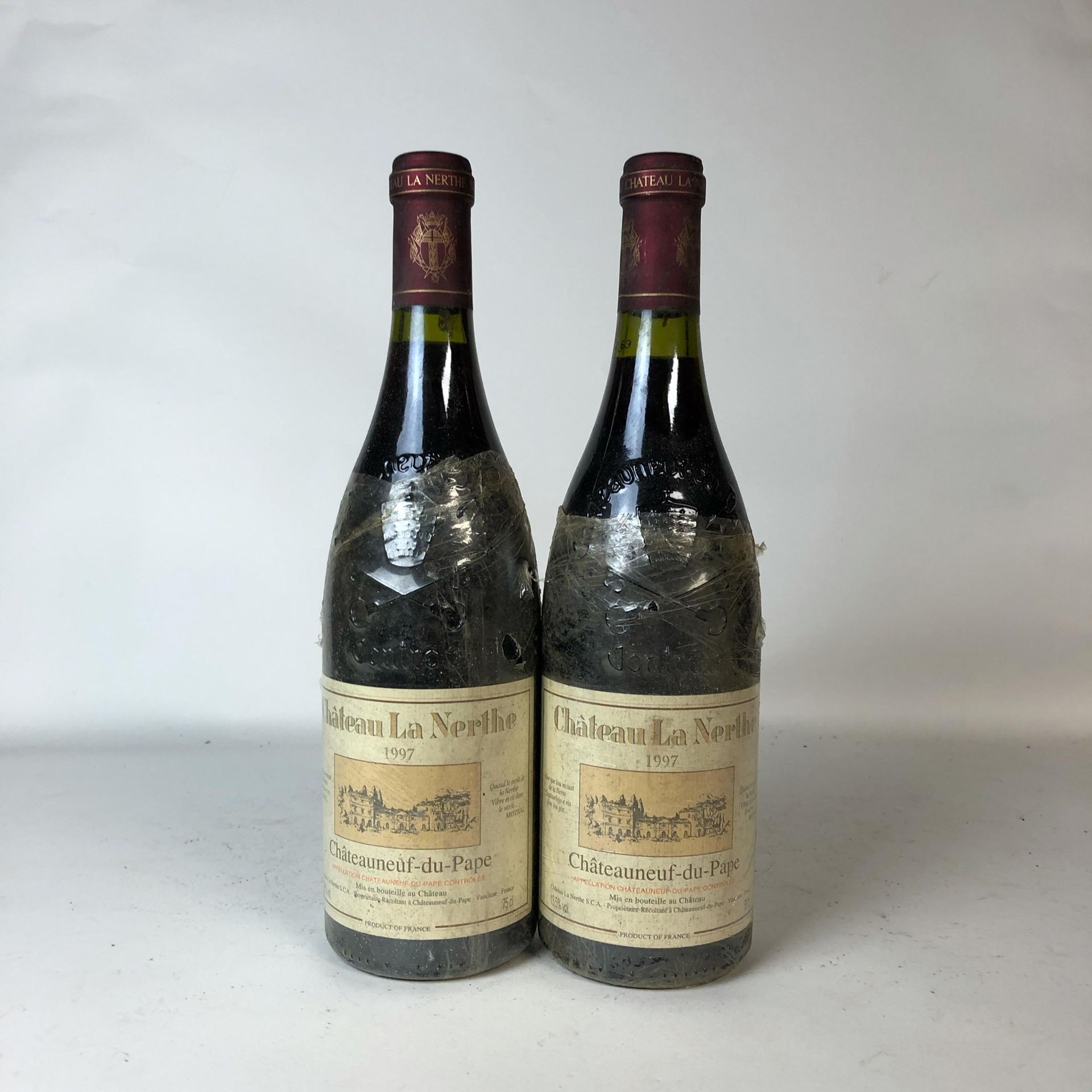 Null 2 Flaschen CHÂTEAUNEUF DU PAPE 1997 Château La Nerthe (verblasste, schmutzi&hellip;