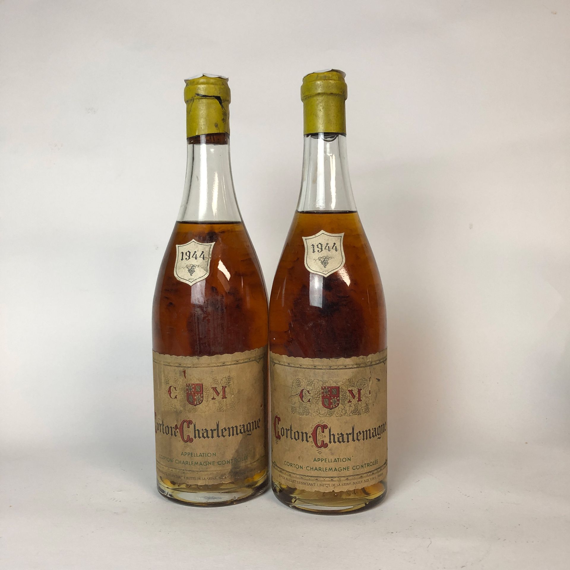 Null 2瓶CORTON CHARLEMAGNE 1944年的Maillet Négociant酒庄（水平面5至7厘米，标签损坏，肮脏）