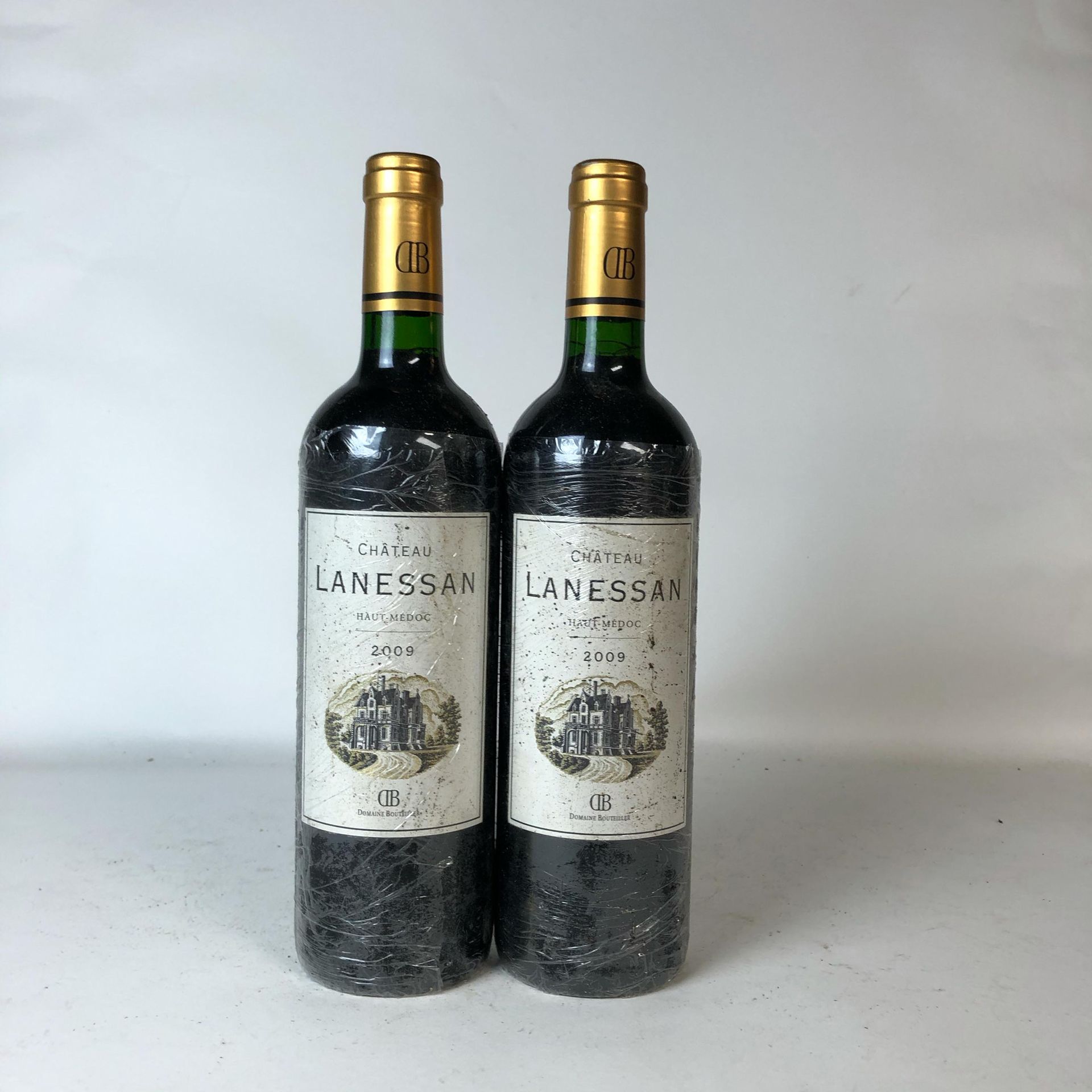 Null 2 bottiglie CHÂTEAU LANESSAN 2009 Haut-Médoc (etichette sbiadite, filmato)