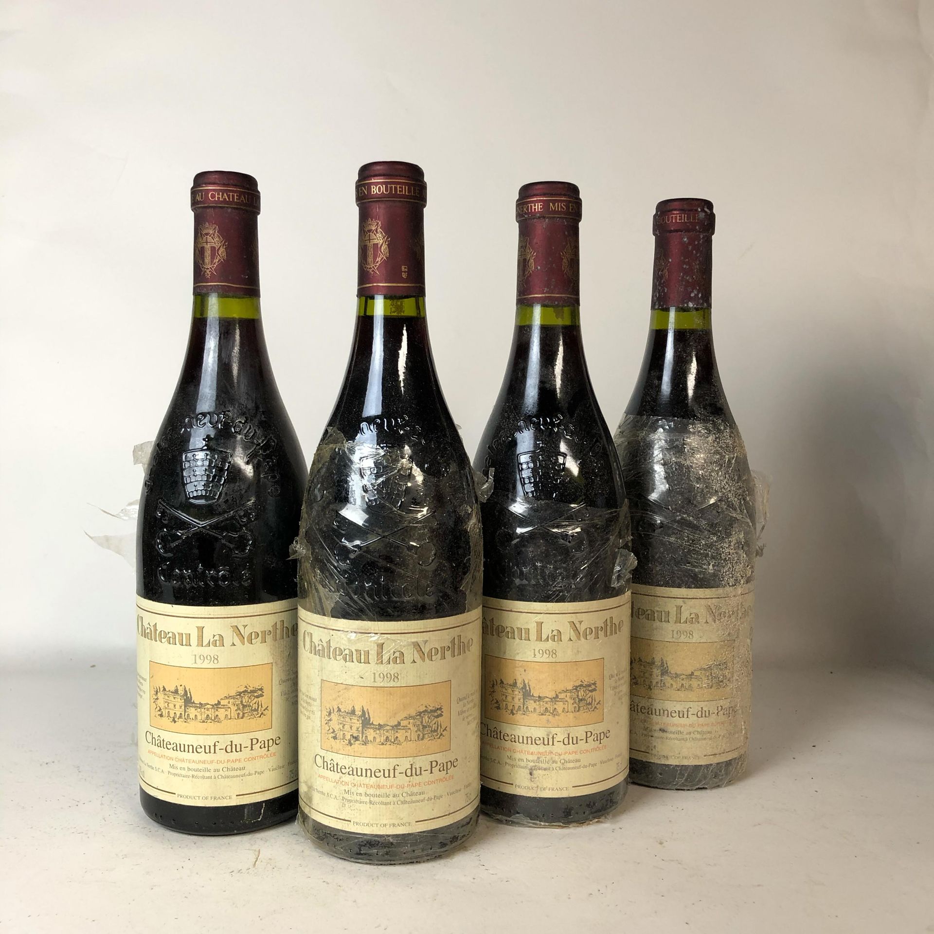 Null 4瓶 CHÂTEAUNEUF DU PAPE 1998 Château La Nerthe (褪色的标签，非常轻微的标记，备案，CRD胶囊)