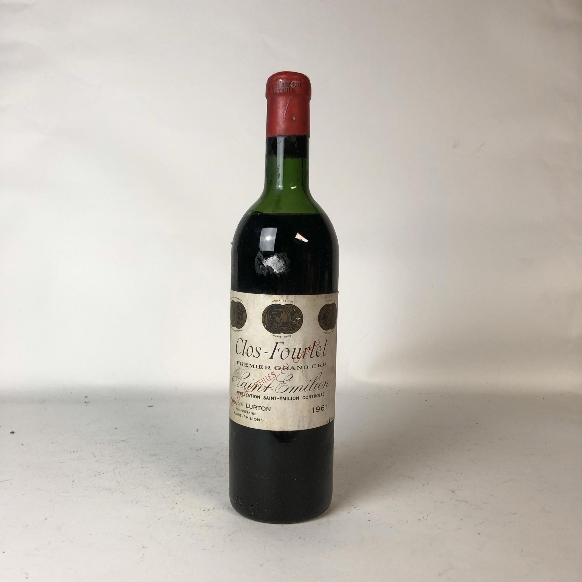 Null 1瓶CLOS FOURTET 1961 1er GCC (B) Saint-Emilion (肩部中层，褪色的标签，有标记，酒庄的酒囊)