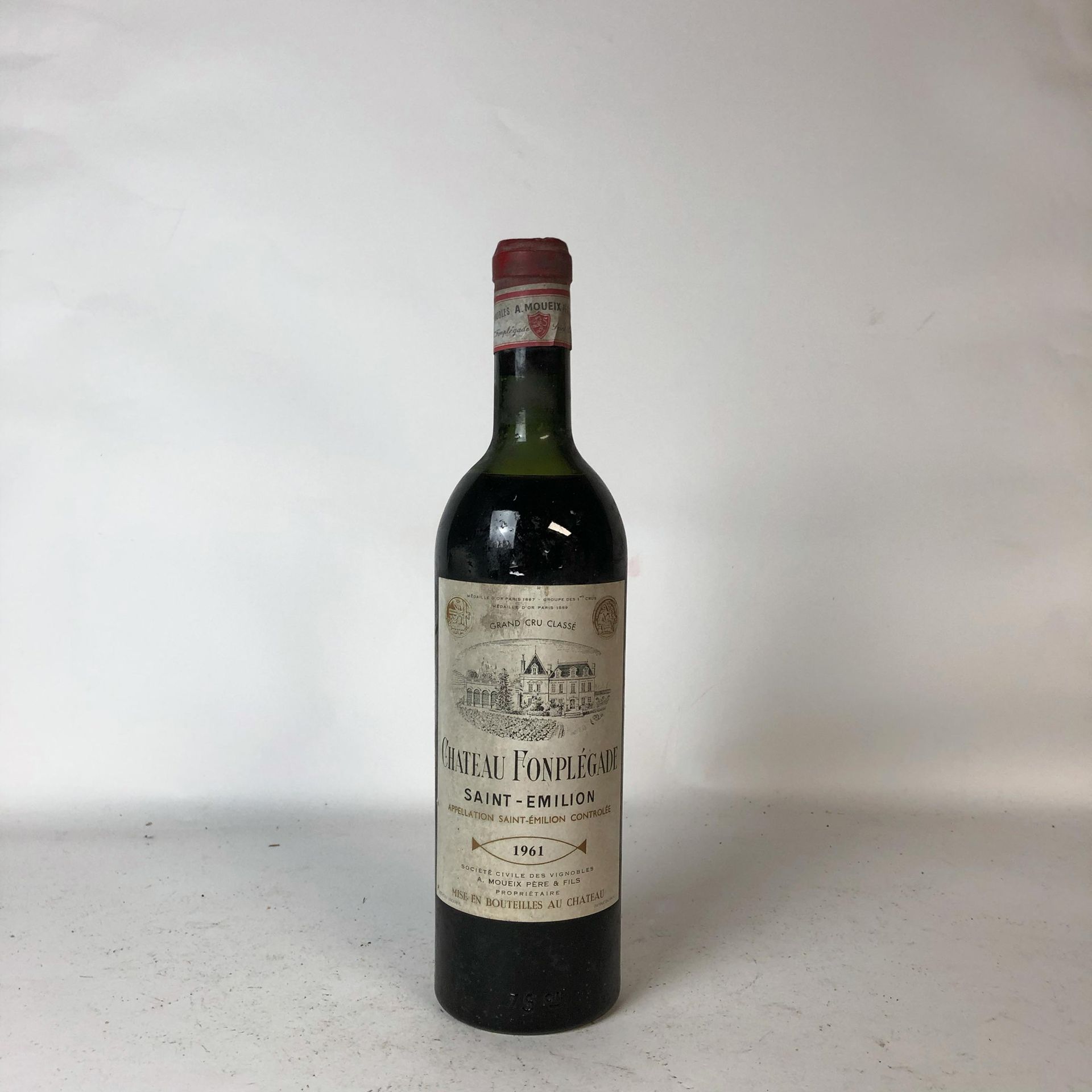 Null 1 bouteille CHÂTEAU FONPLÉGADE 1961 1er GC Saint-Emilion (niveau mi épaule,&hellip;