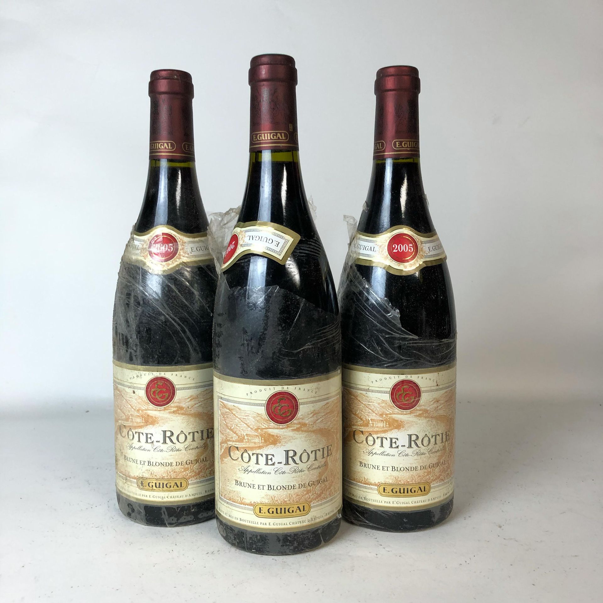 Null 3 bottles CÔTE-RÔTIE 2005 E.Guigal (faded labels, 1 discoloured collar, fil&hellip;