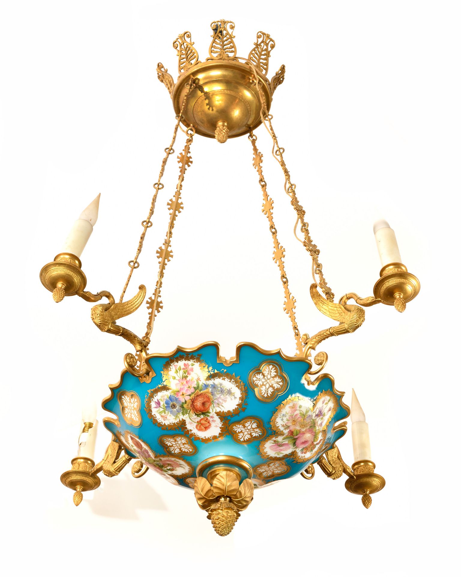 Null 一个蓝瓷杯，上面装饰着多色的花朵，由四只木制天鹅和木制链子托着。 19世纪晚期 高度：87厘米