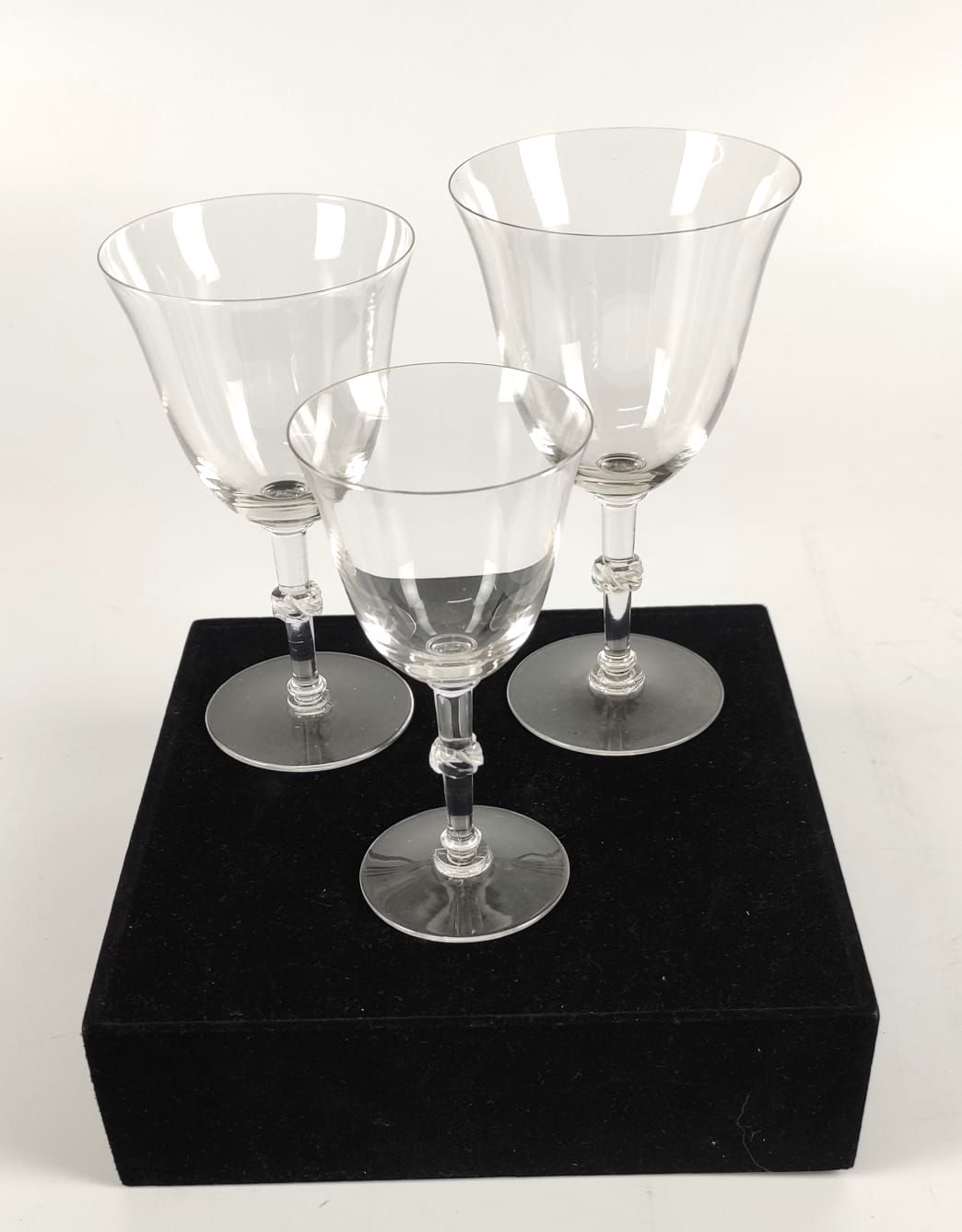 Null 法国LALIQUE水晶杯服务的一部分，包括: - 9个水杯（高度：16厘米） - 10个红酒杯（高度：15厘米）（筹） - 9个白酒杯（13.5厘米）