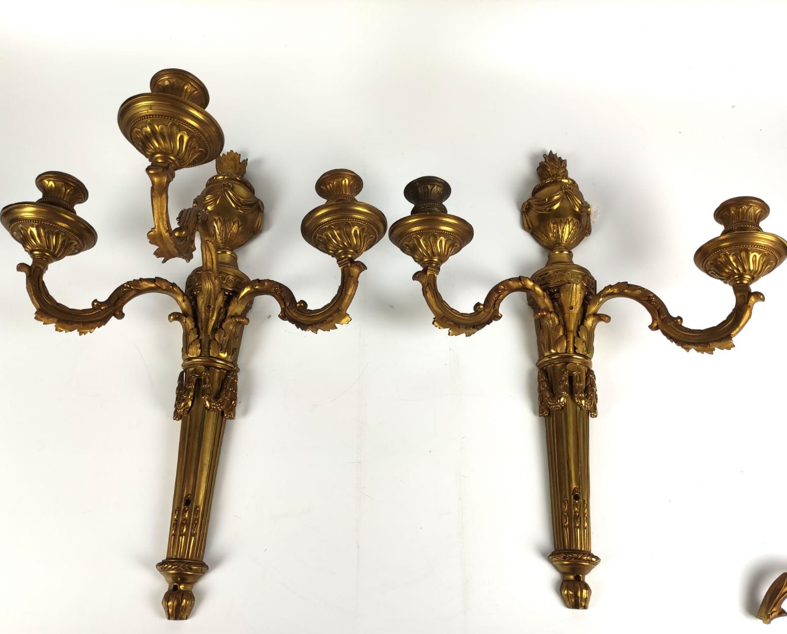 Null Pair of gilt and chased bonze sconces with three arms, the shaft with flute&hellip;
